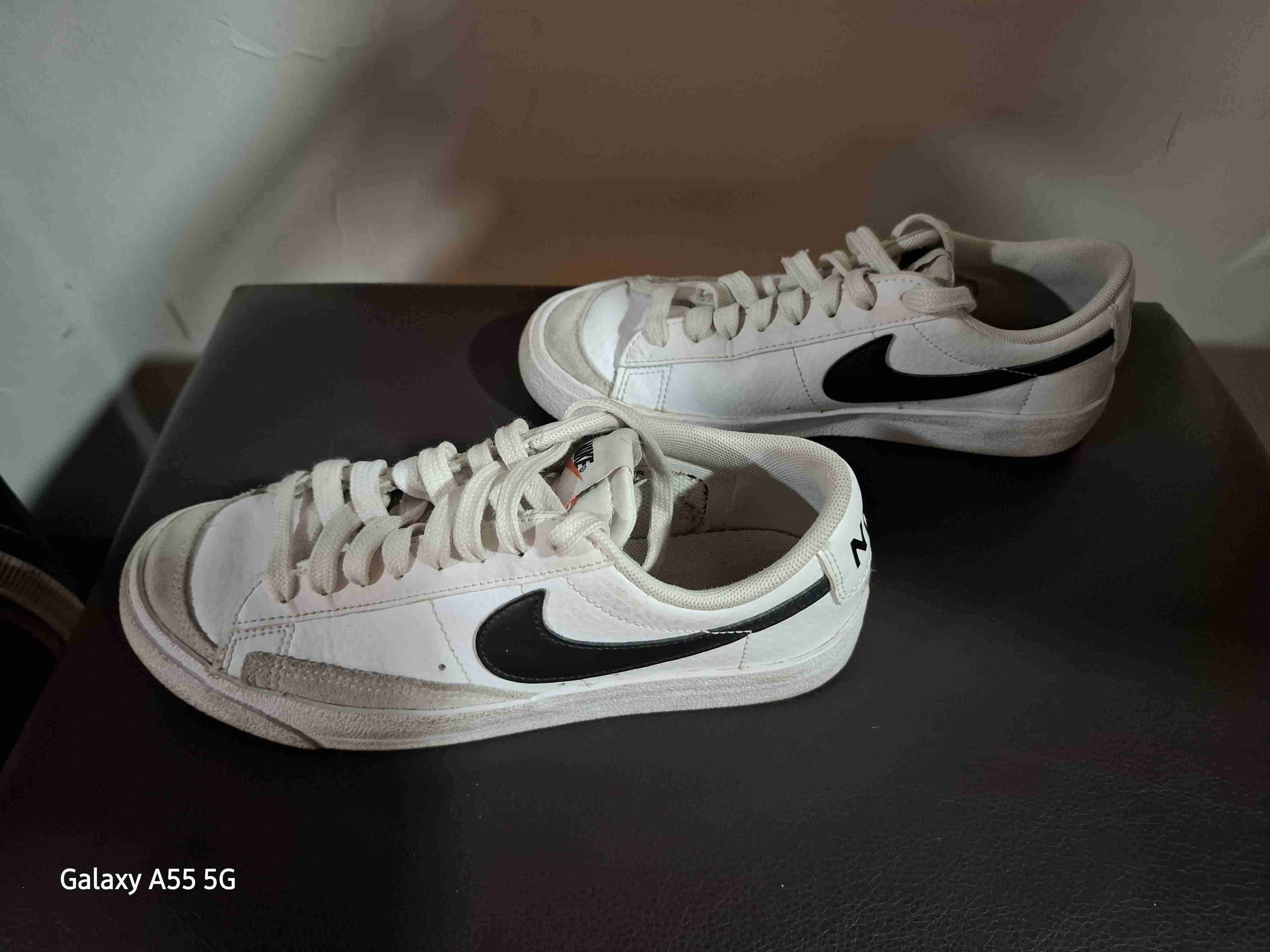 Zapatillas blancas con logo negro - 1