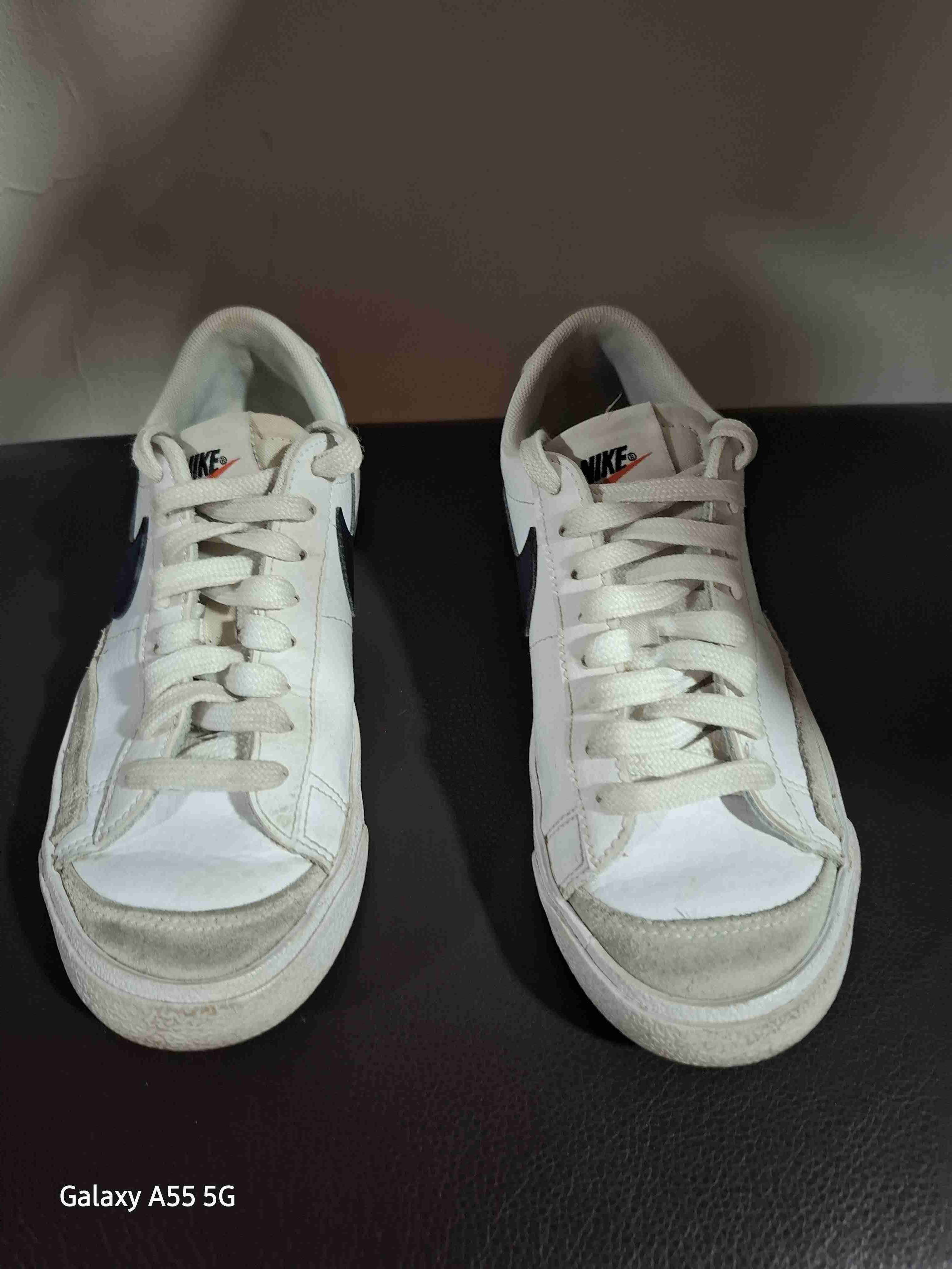 Zapatillas blancas con logo negro - 2