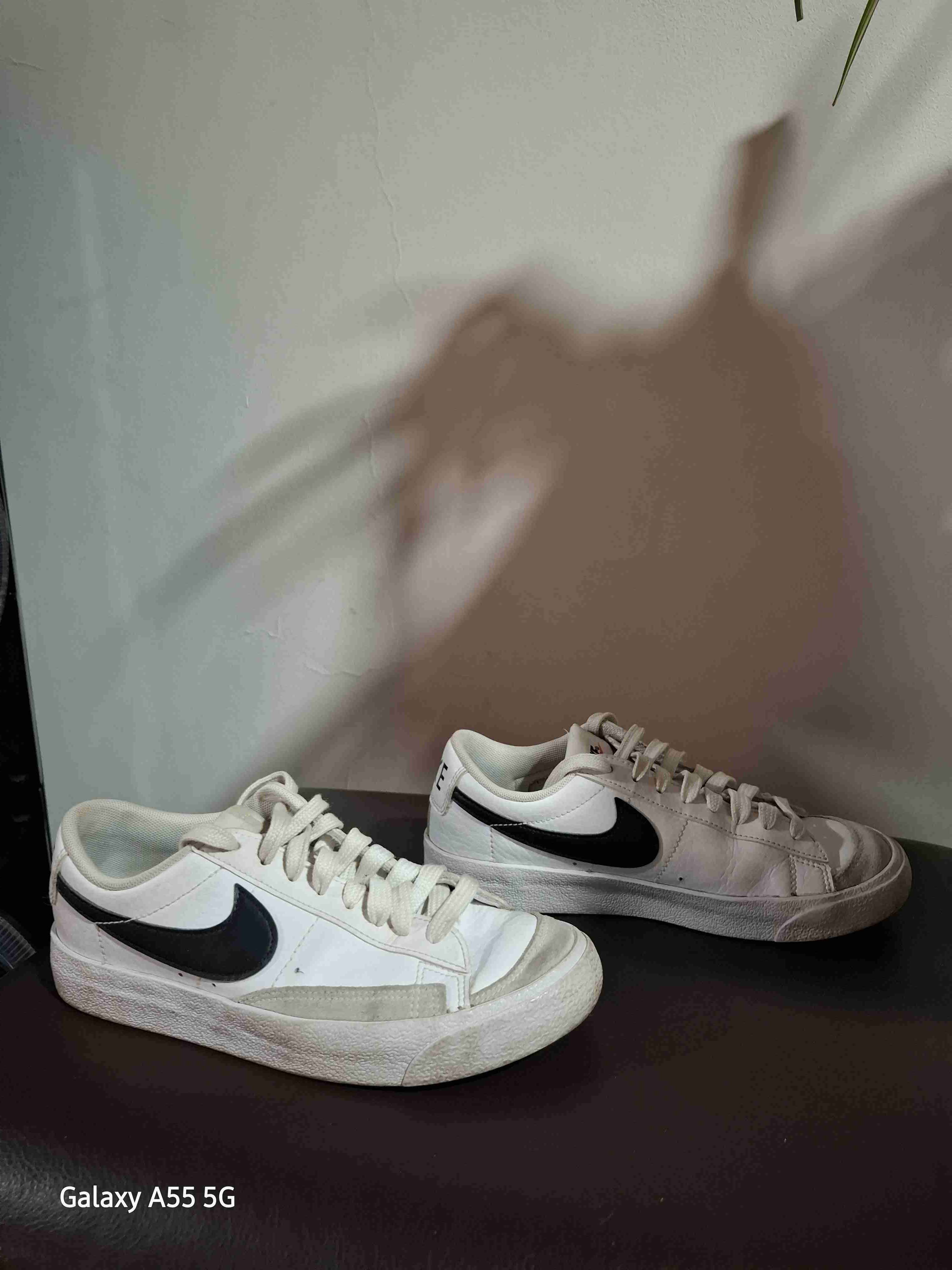 Zapatillas blancas con logo negro - 3