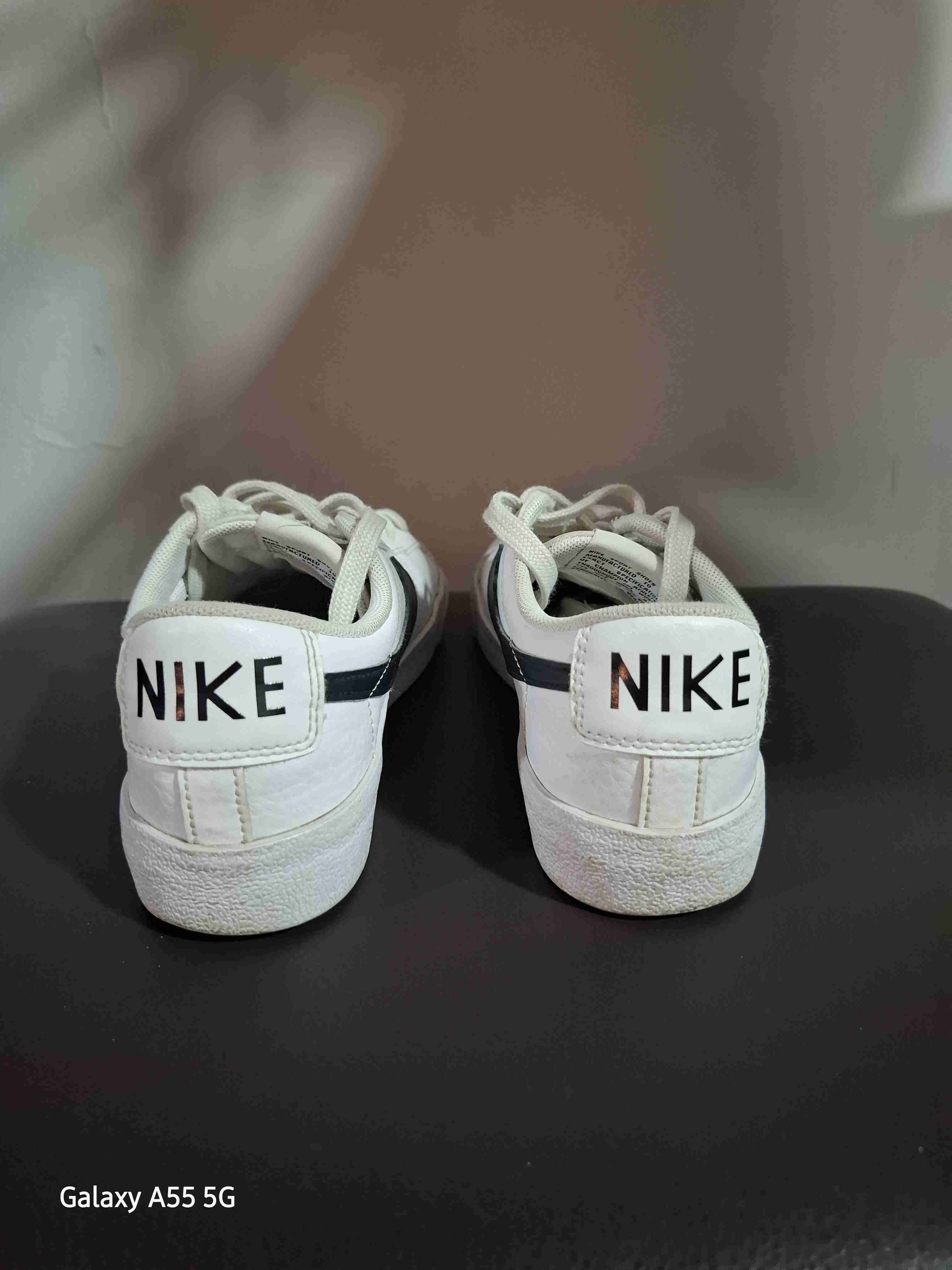 Zapatillas blancas con logo negro - 4