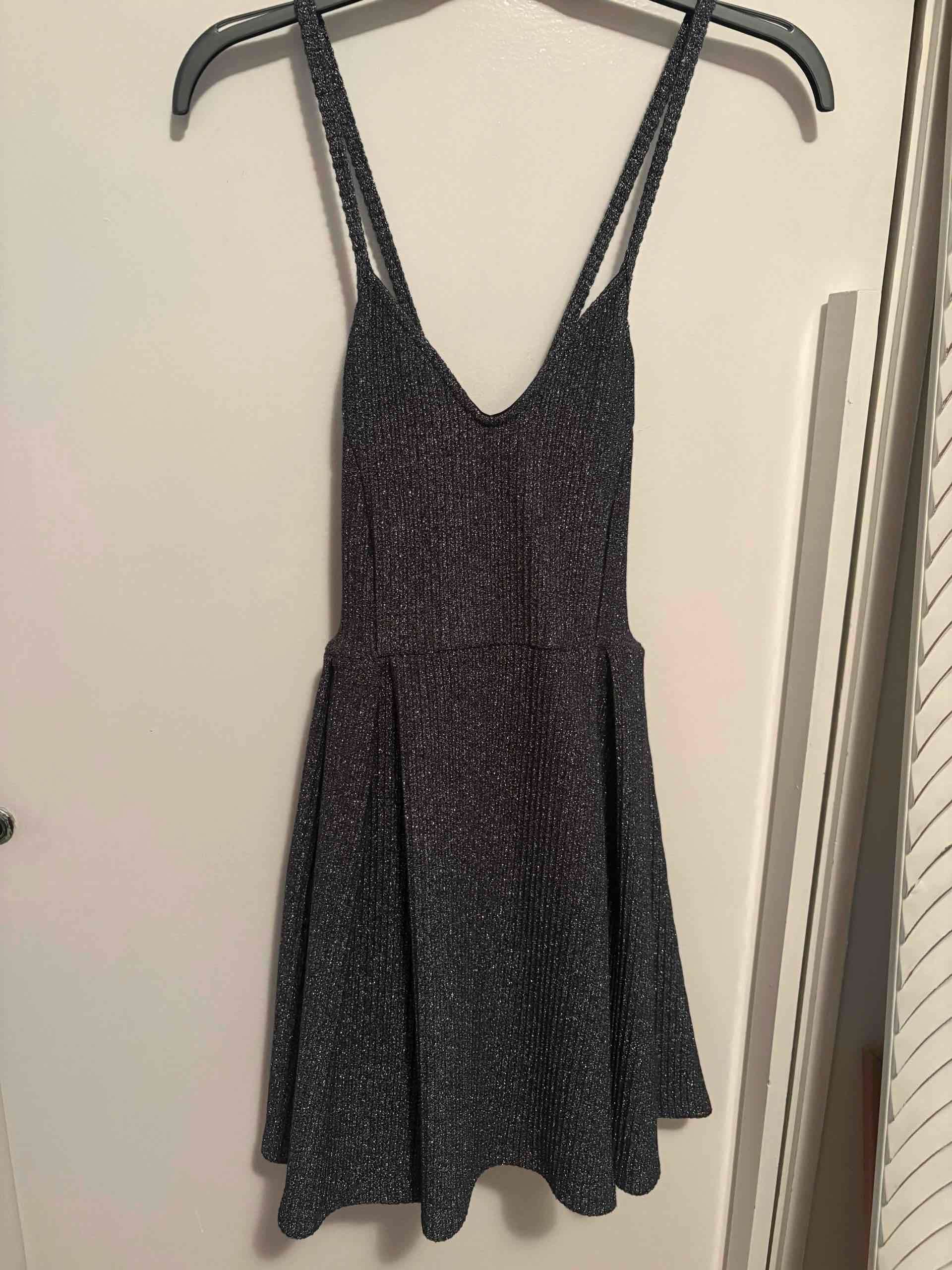 Vestido corto negro brillante