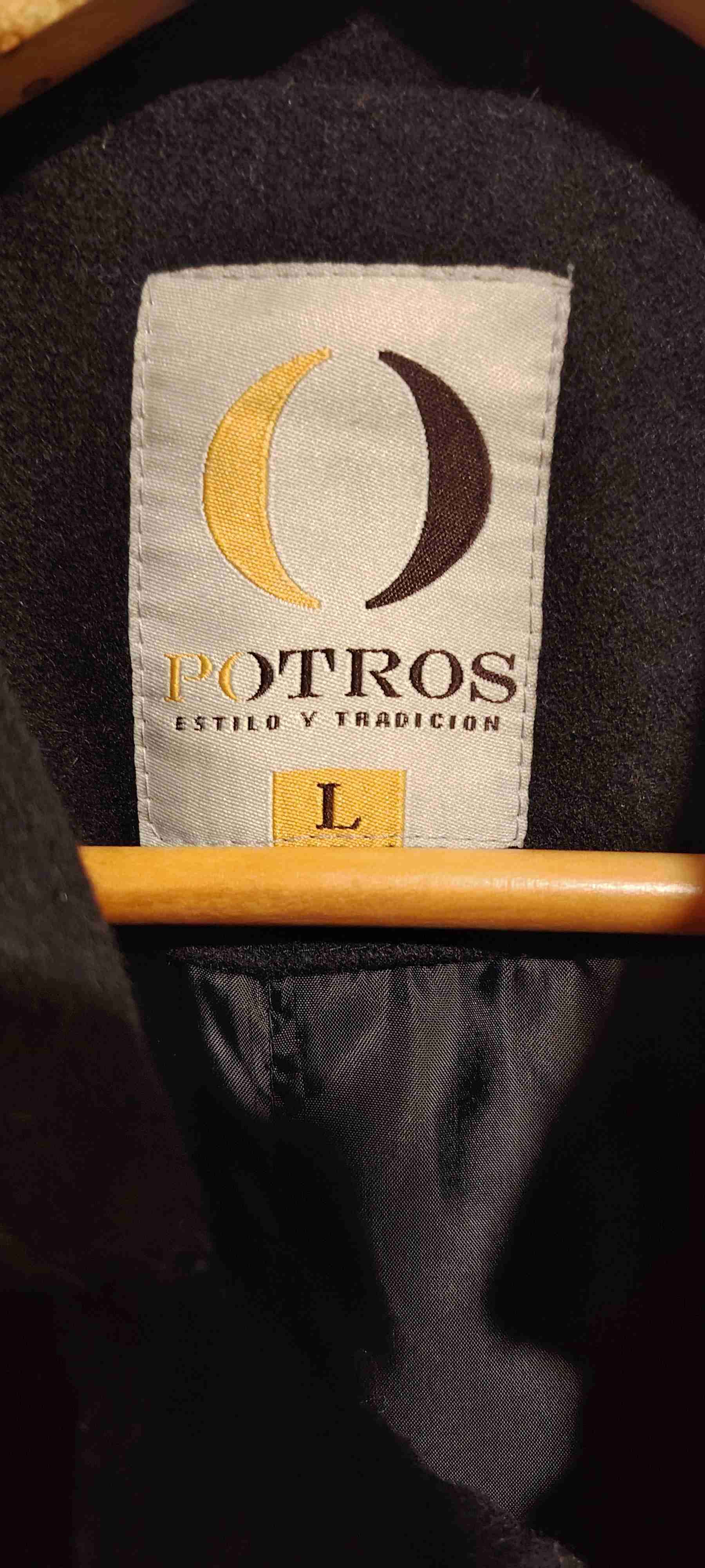 Abrigo negro estilo clásico - miniatura 3