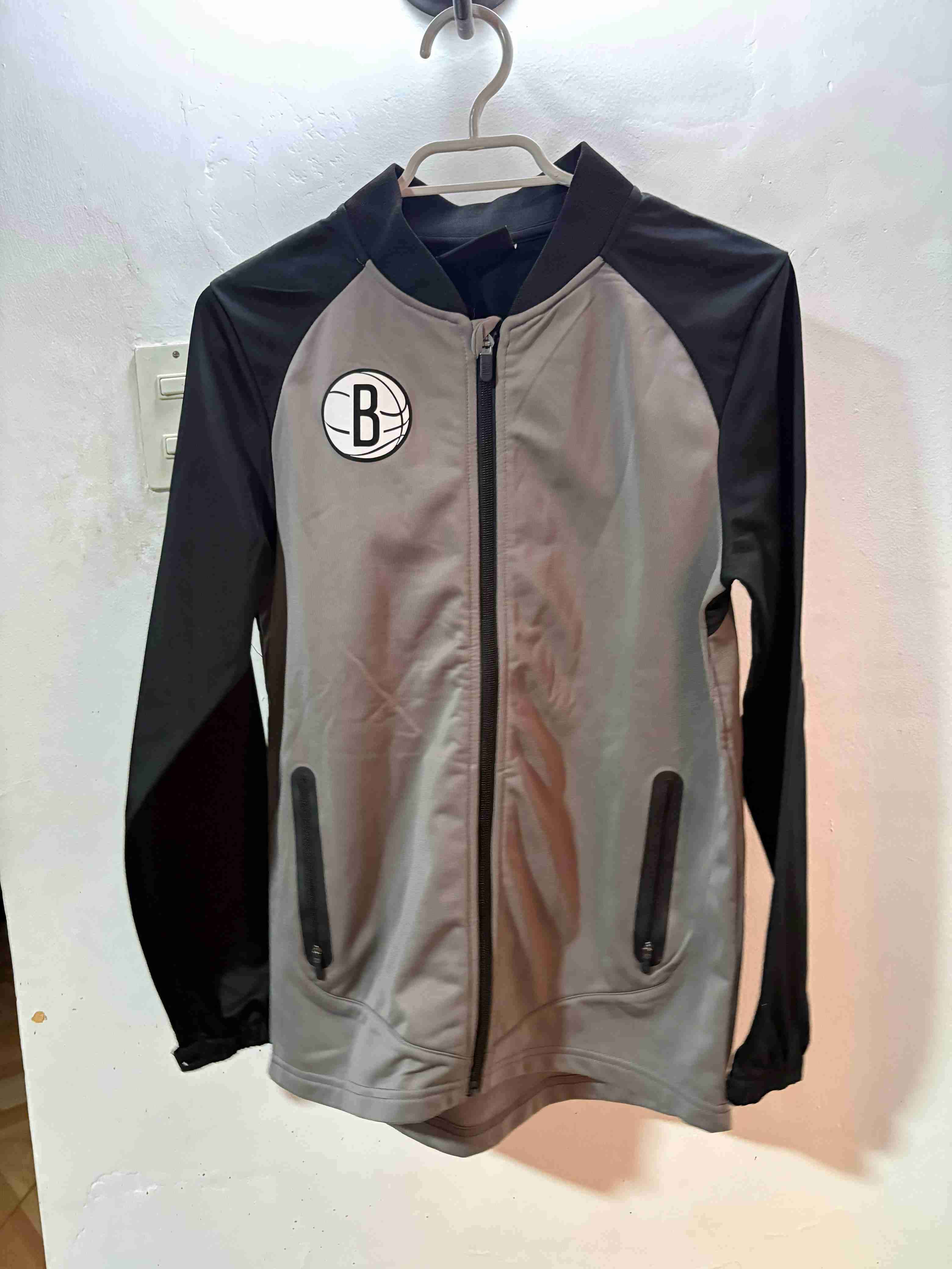 Chaqueta deportiva gris y negra - miniatura 1