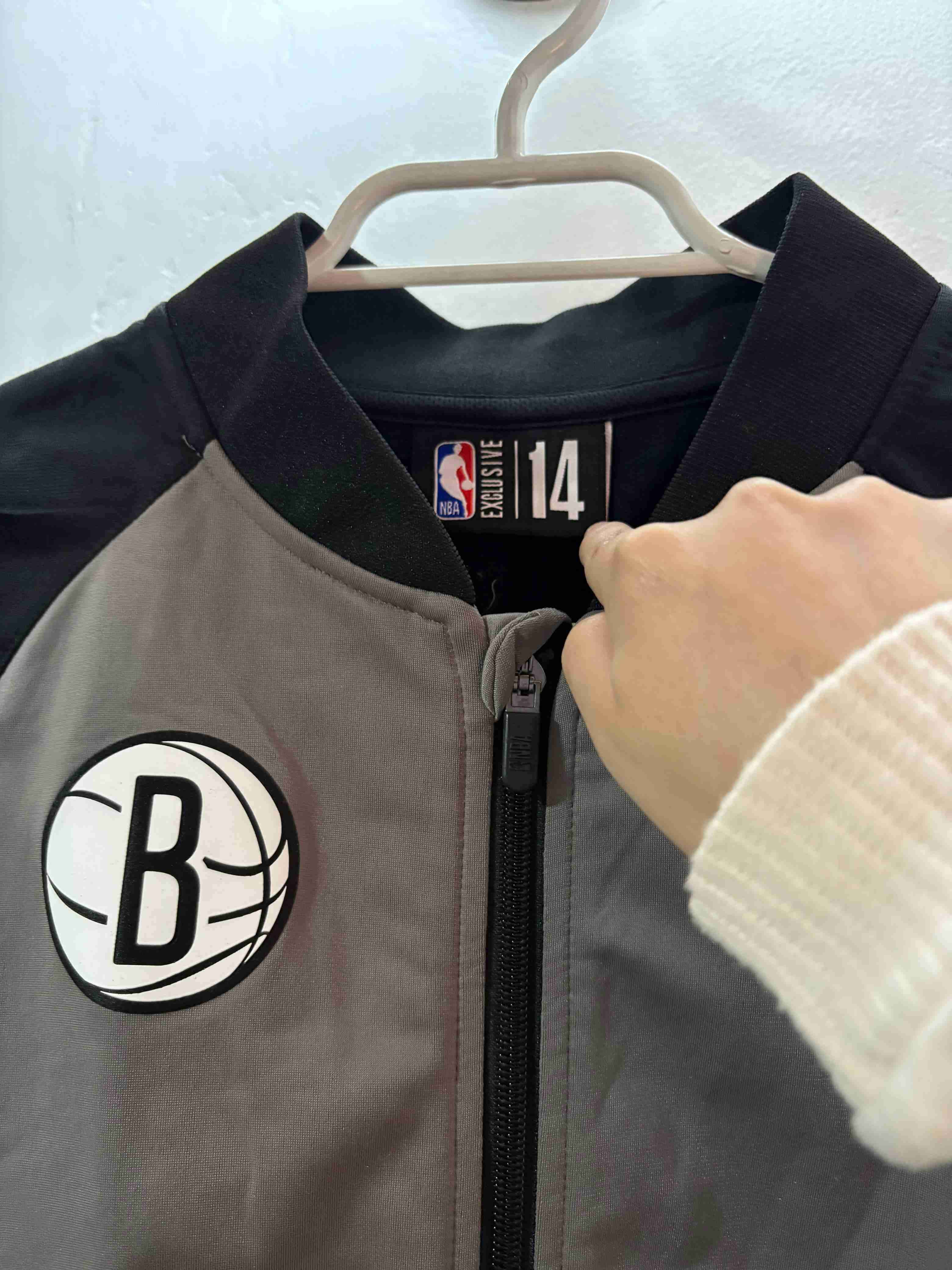 Chaqueta deportiva gris y negra - miniatura 2