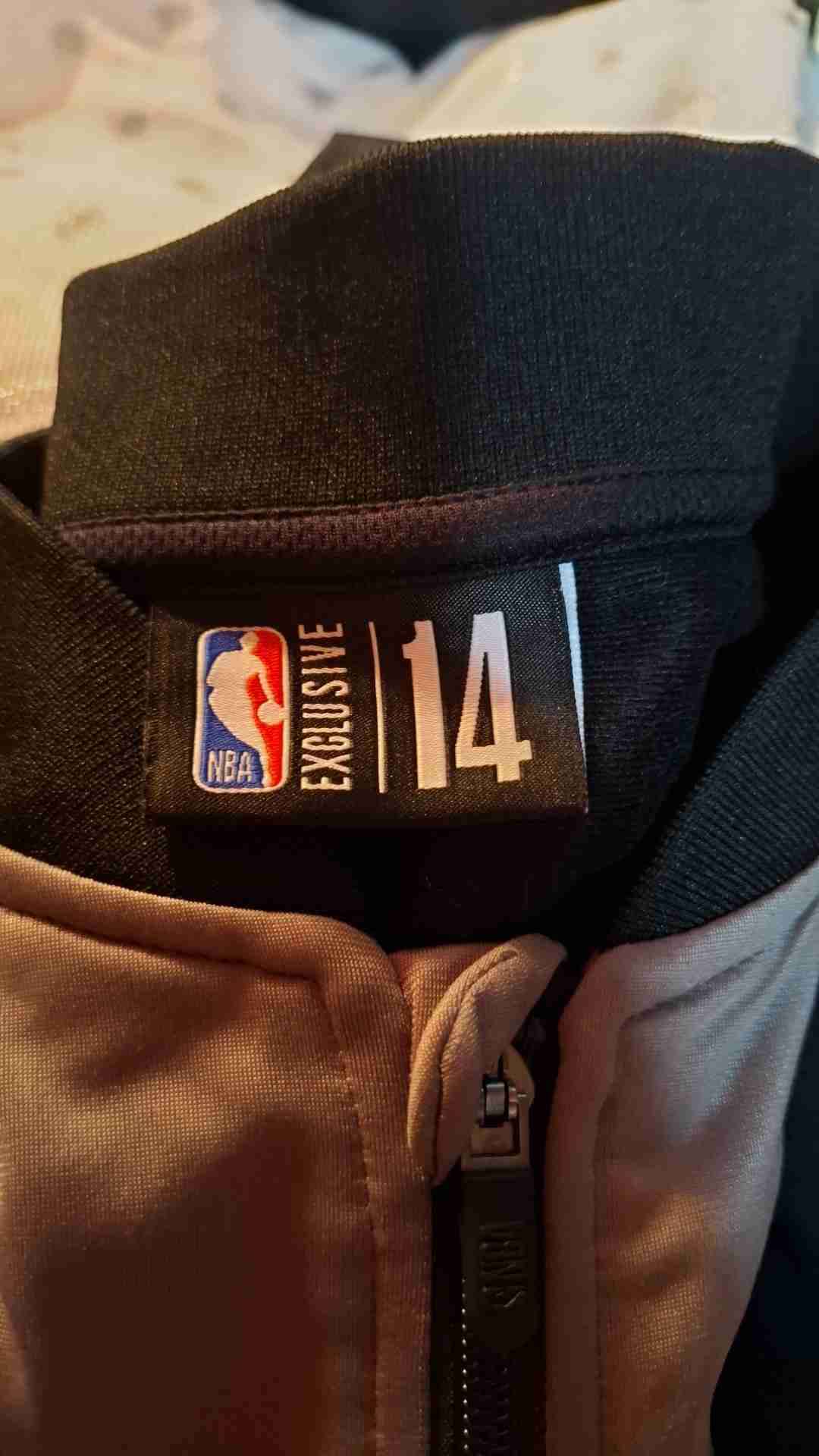 Chaqueta deportiva gris y negra - miniatura 3