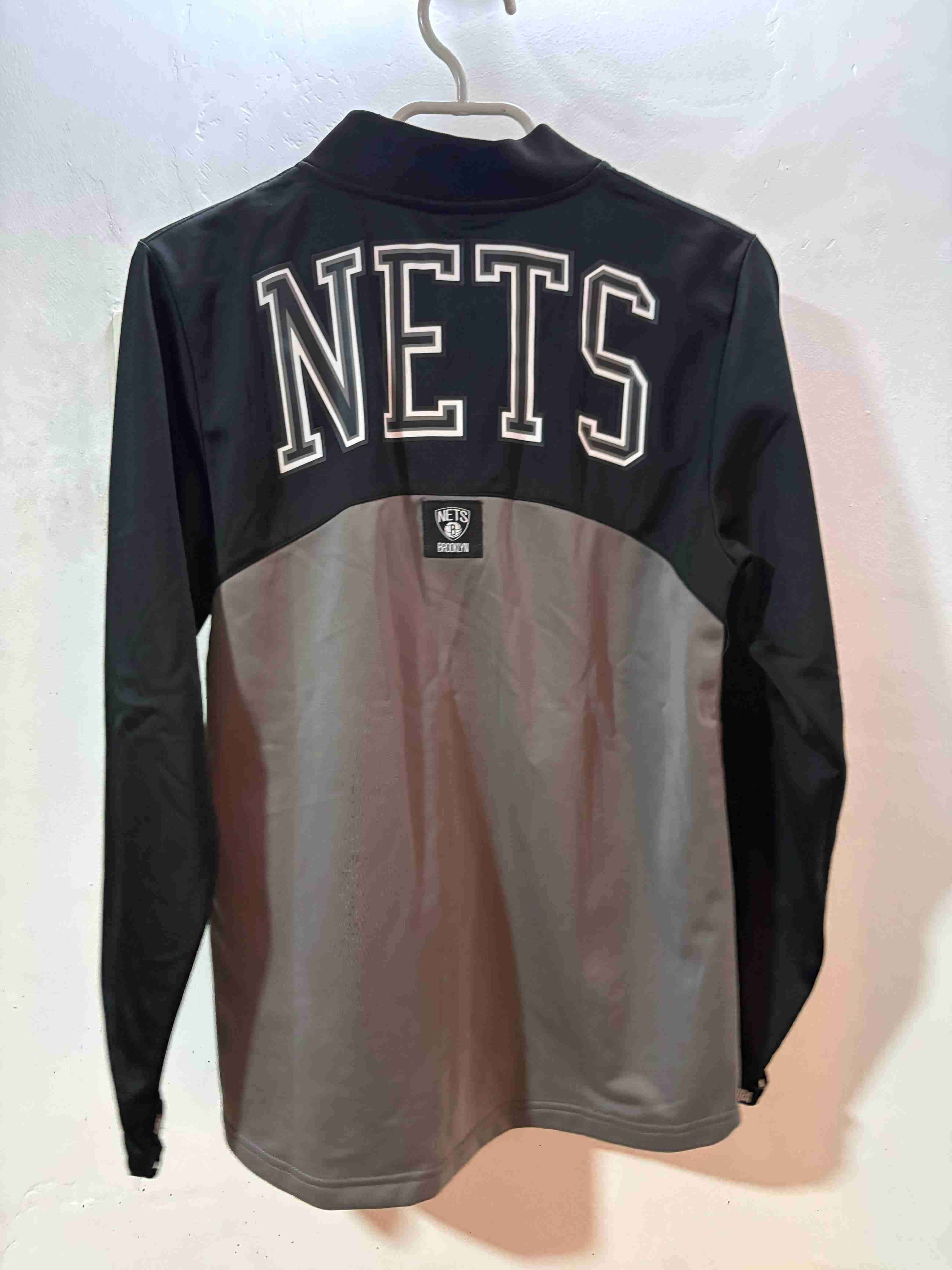 Chaqueta deportiva gris y negra - miniatura 4