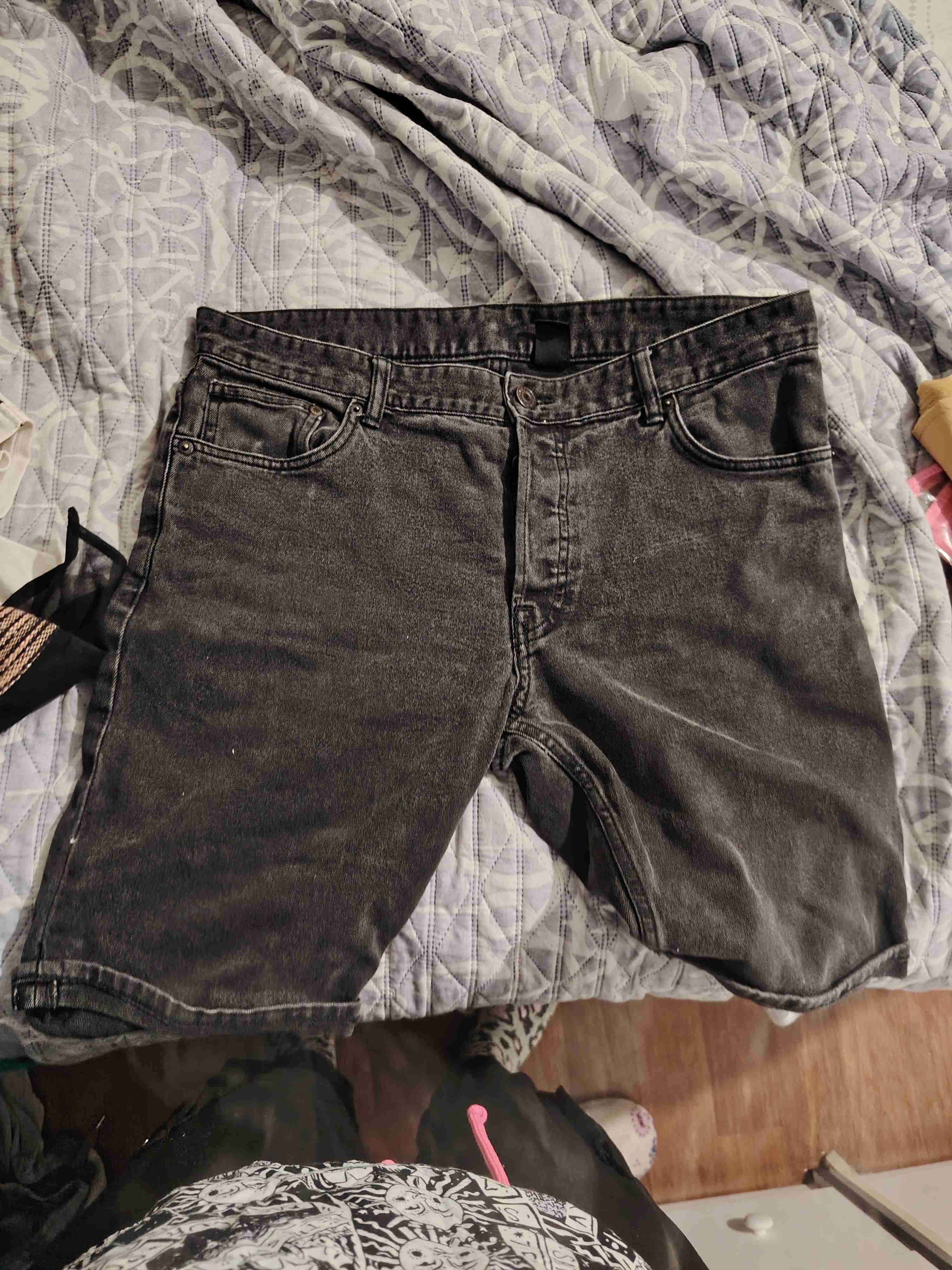 Bermudas negras de mezclilla