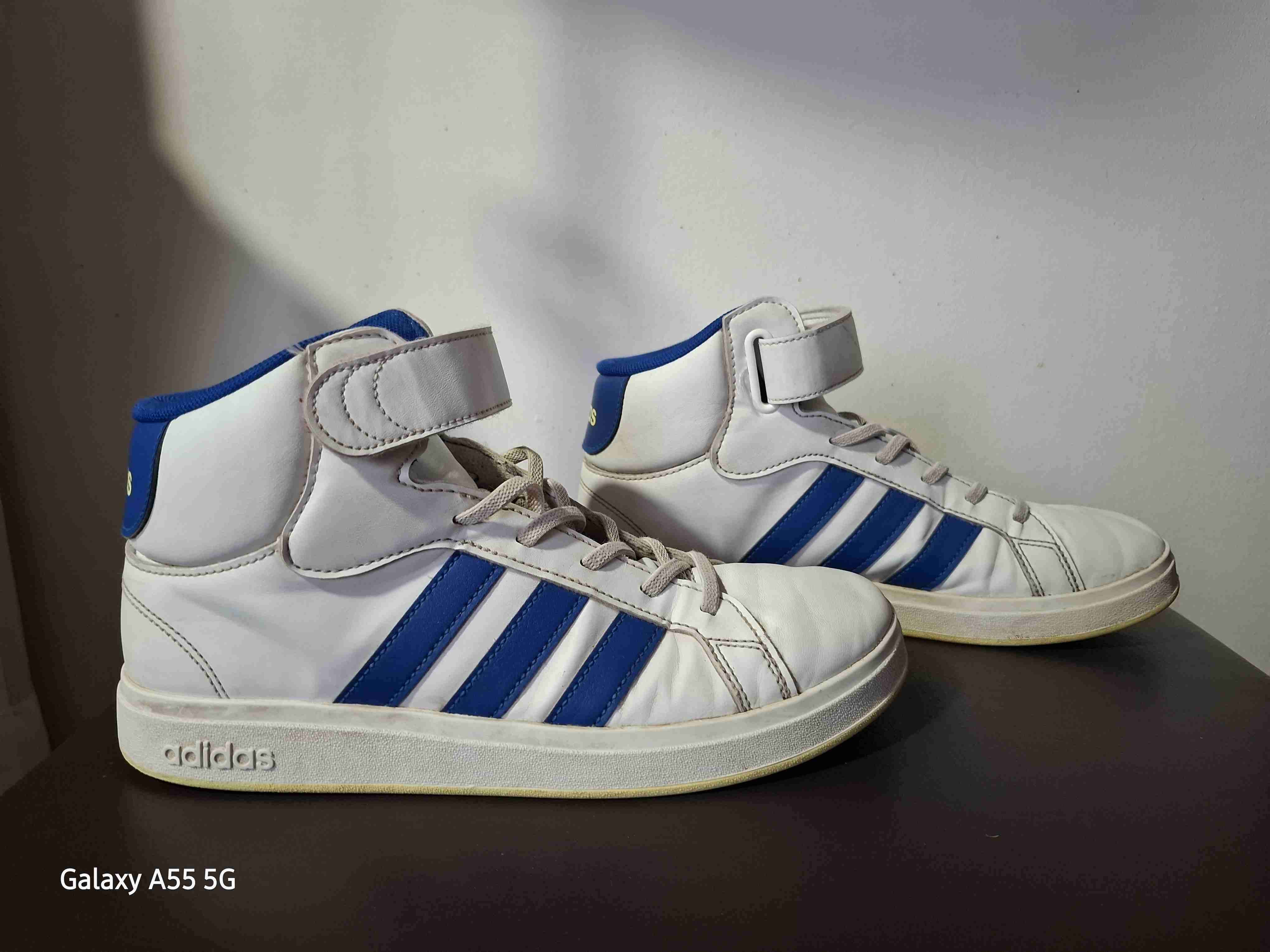 Zapatillas deportivas blancas y azules - miniatura 1