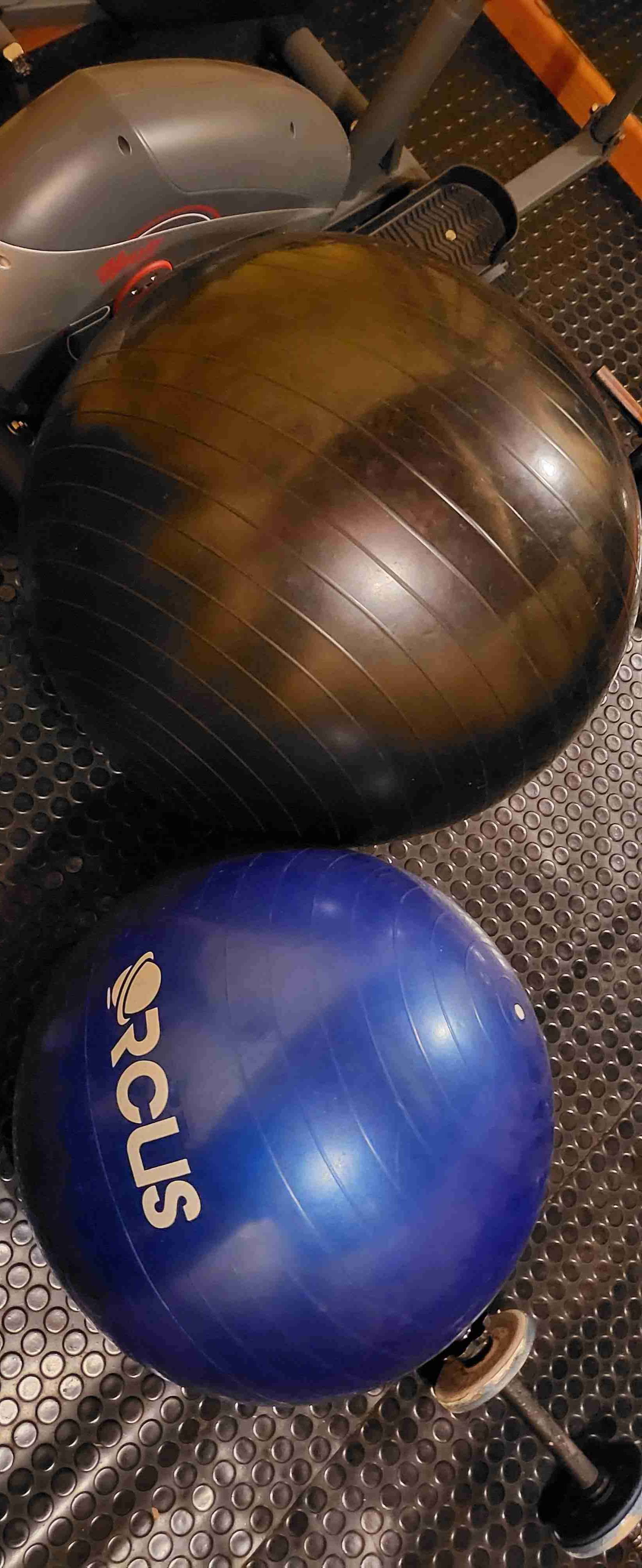 Pelotas de ejercicio azules y negras - miniatura 1