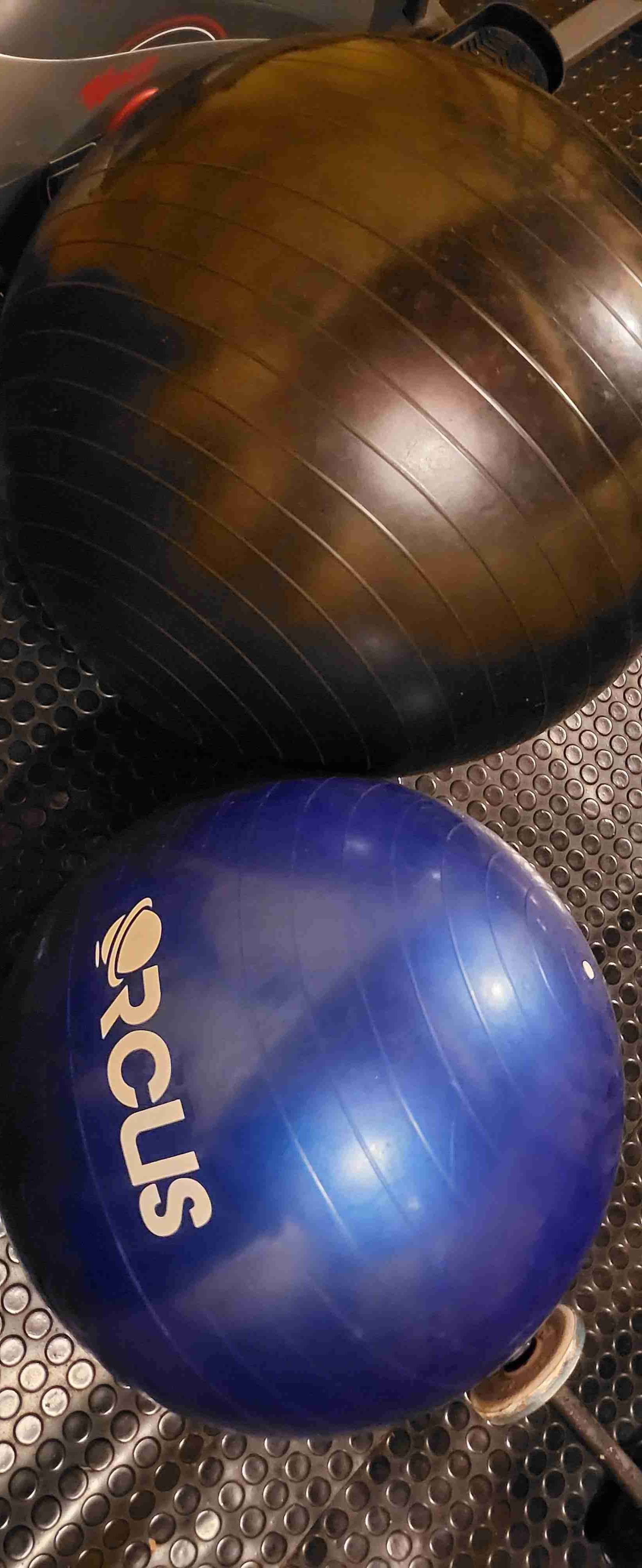 Pelotas de ejercicio azules y negras - miniatura 3