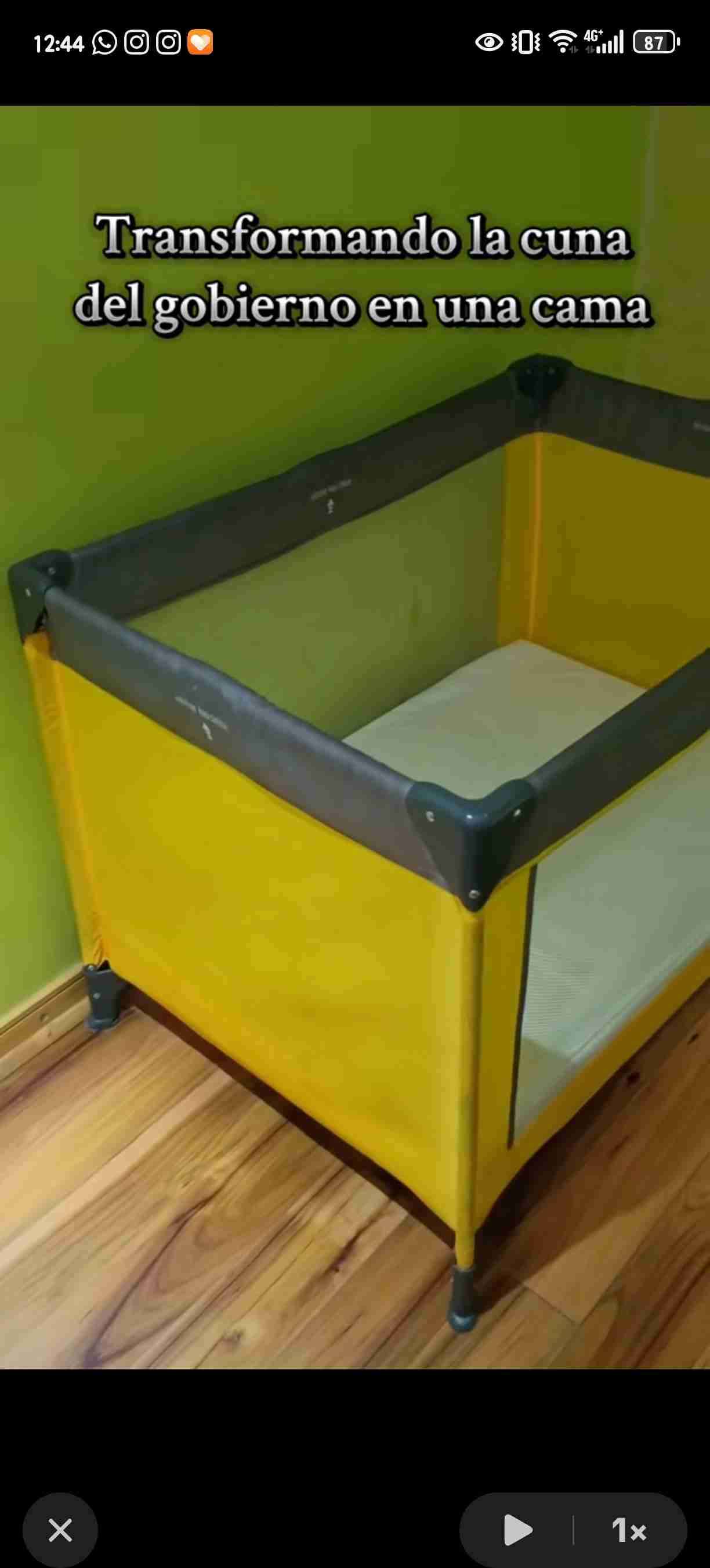 Cuna/corral para bebé amarilla