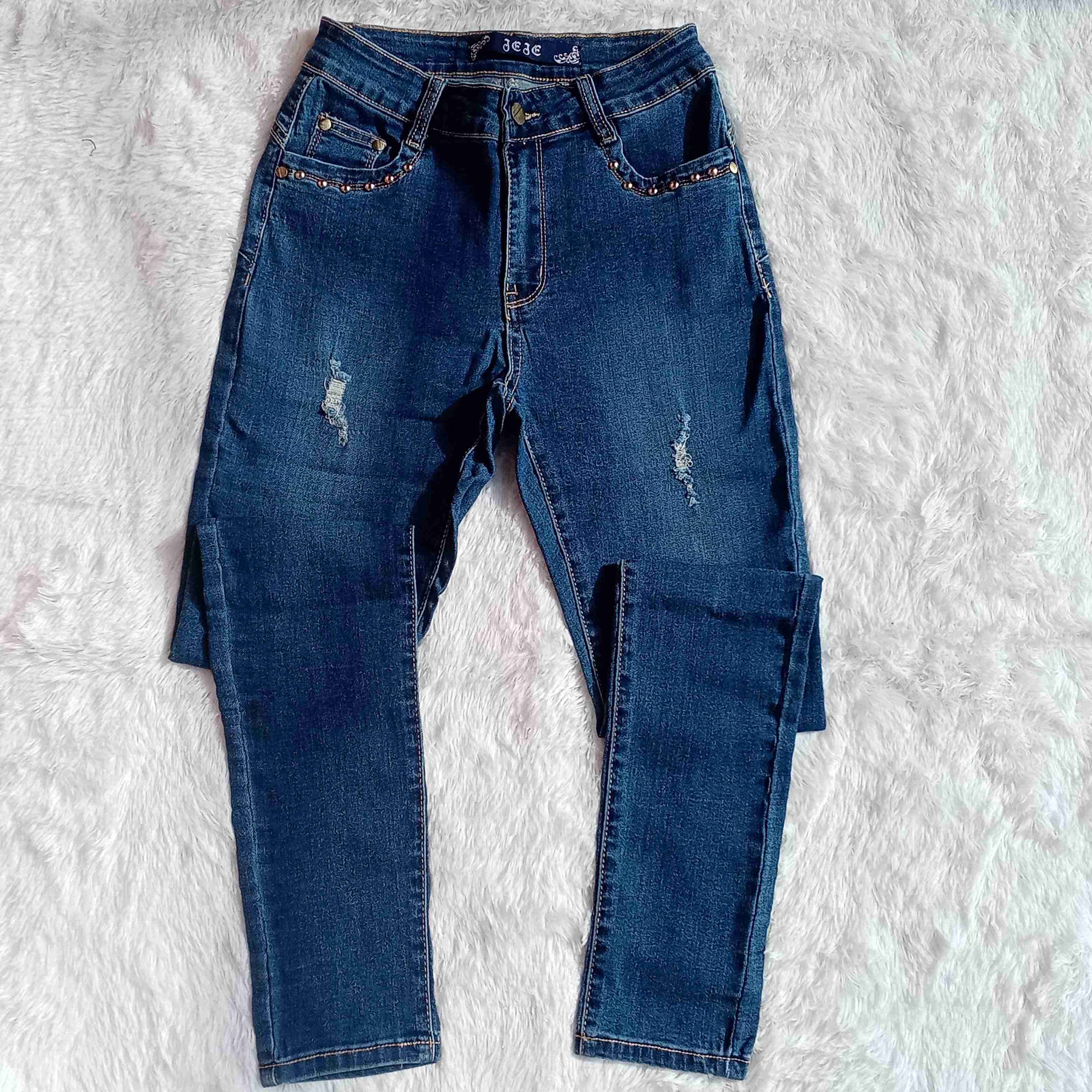 Jeans azul con detalles desgastados - 1