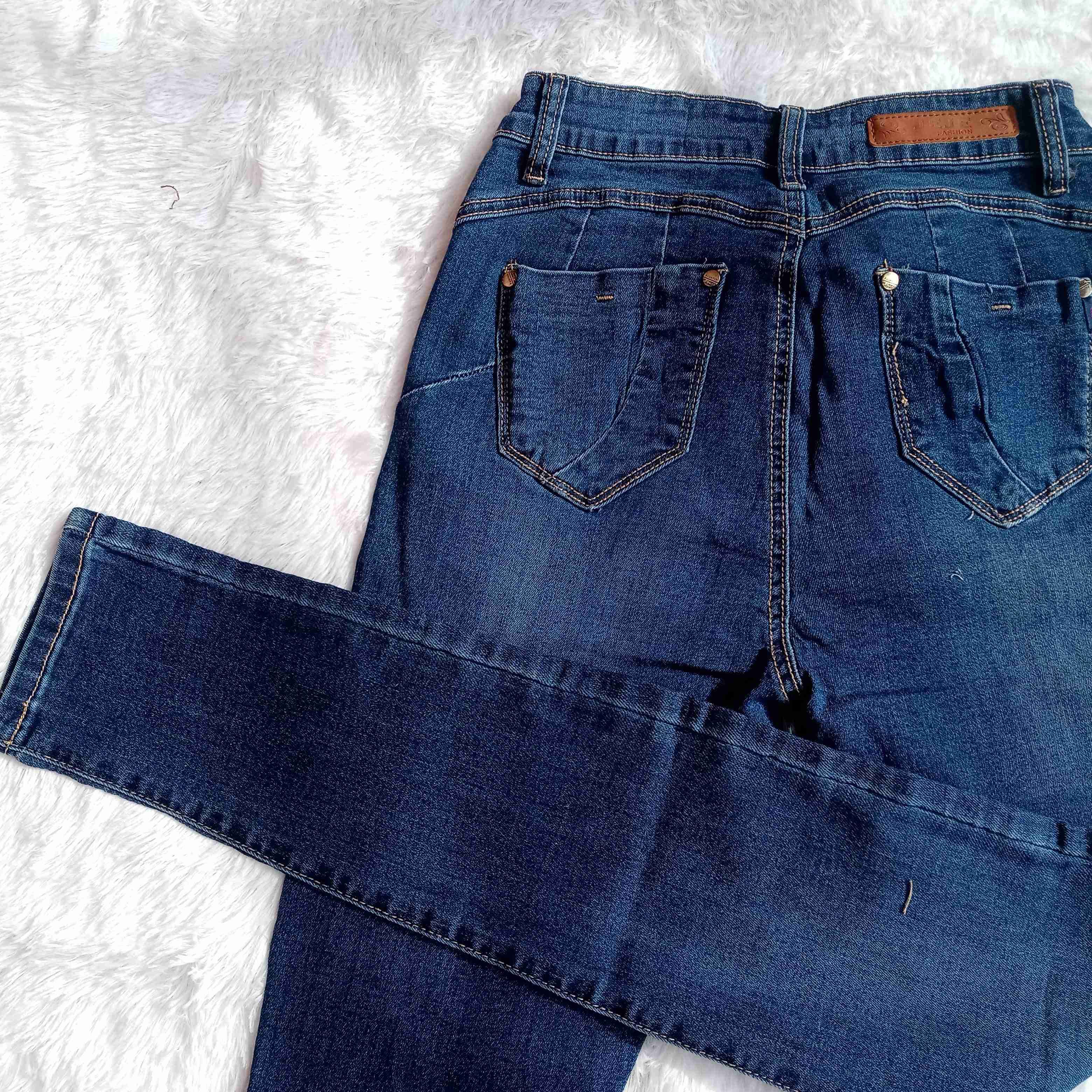 Jeans azul con detalles desgastados - 2