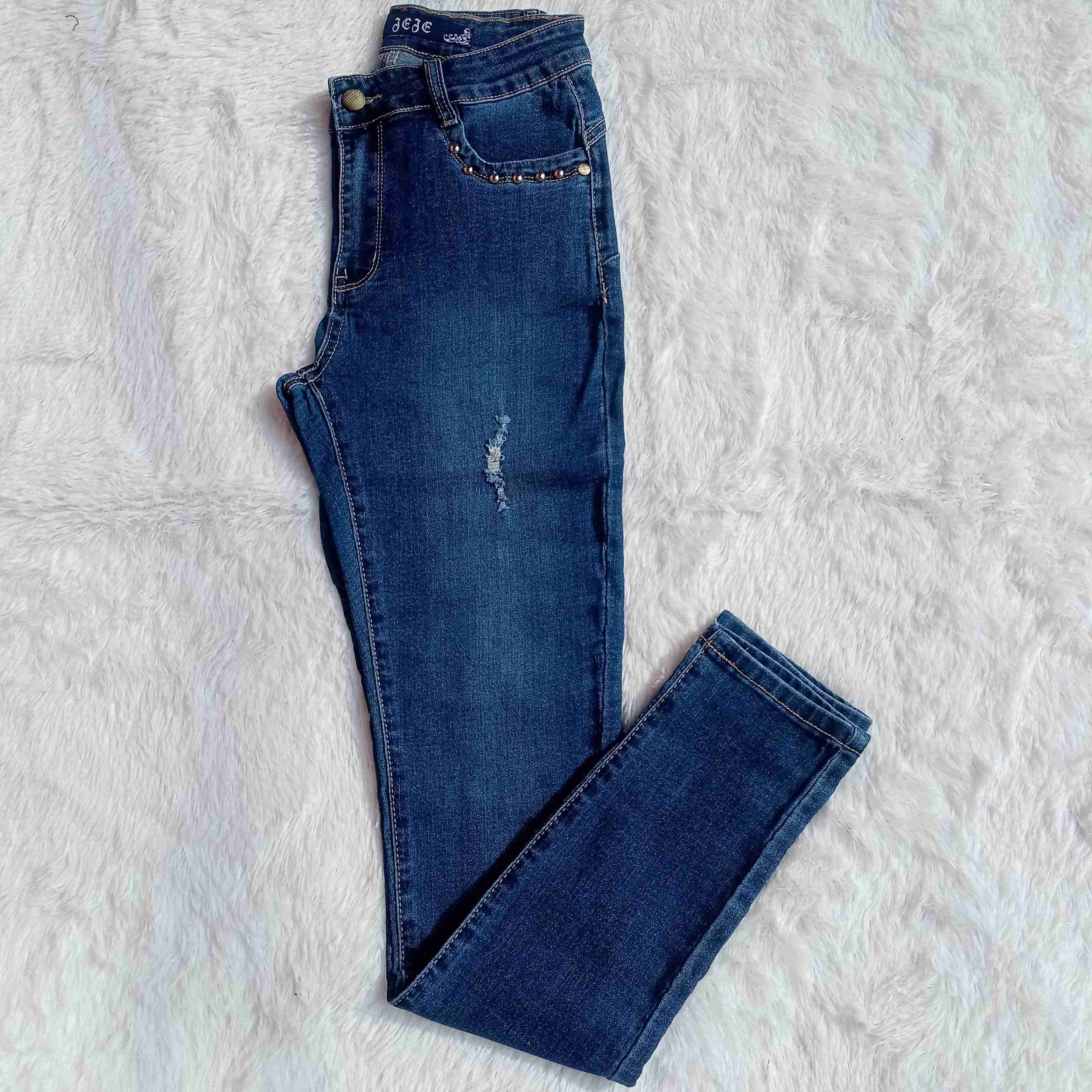 Jeans azul con detalles desgastados - 3