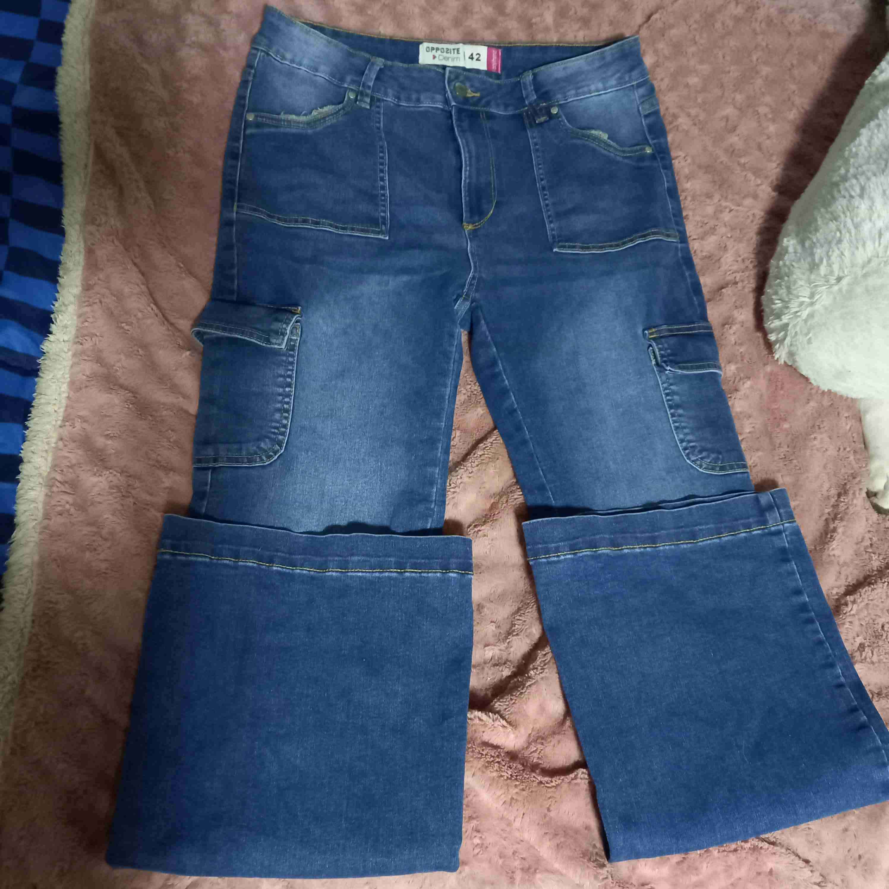 Jeans azul con bolsillos cargo - miniatura 1