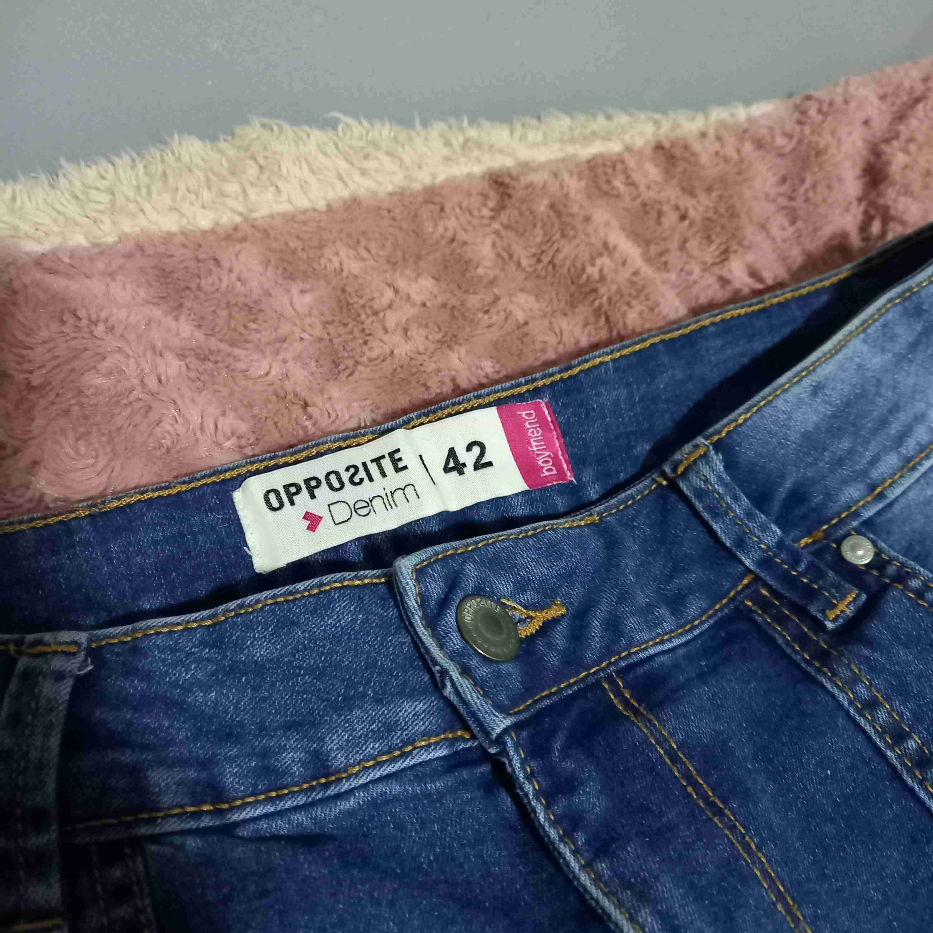 Jeans azul con bolsillos cargo - miniatura 2