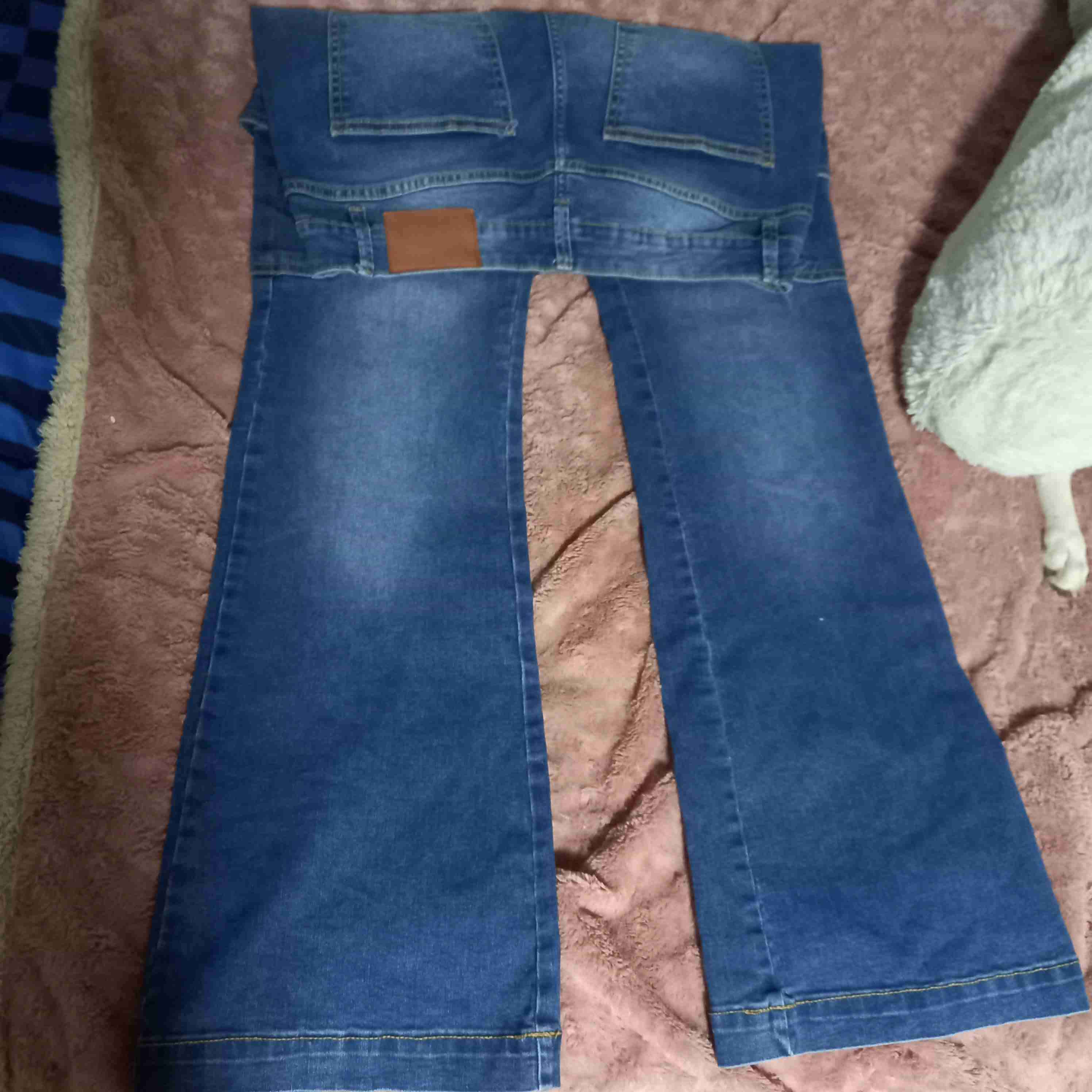 Jeans azul con bolsillos cargo - miniatura 3