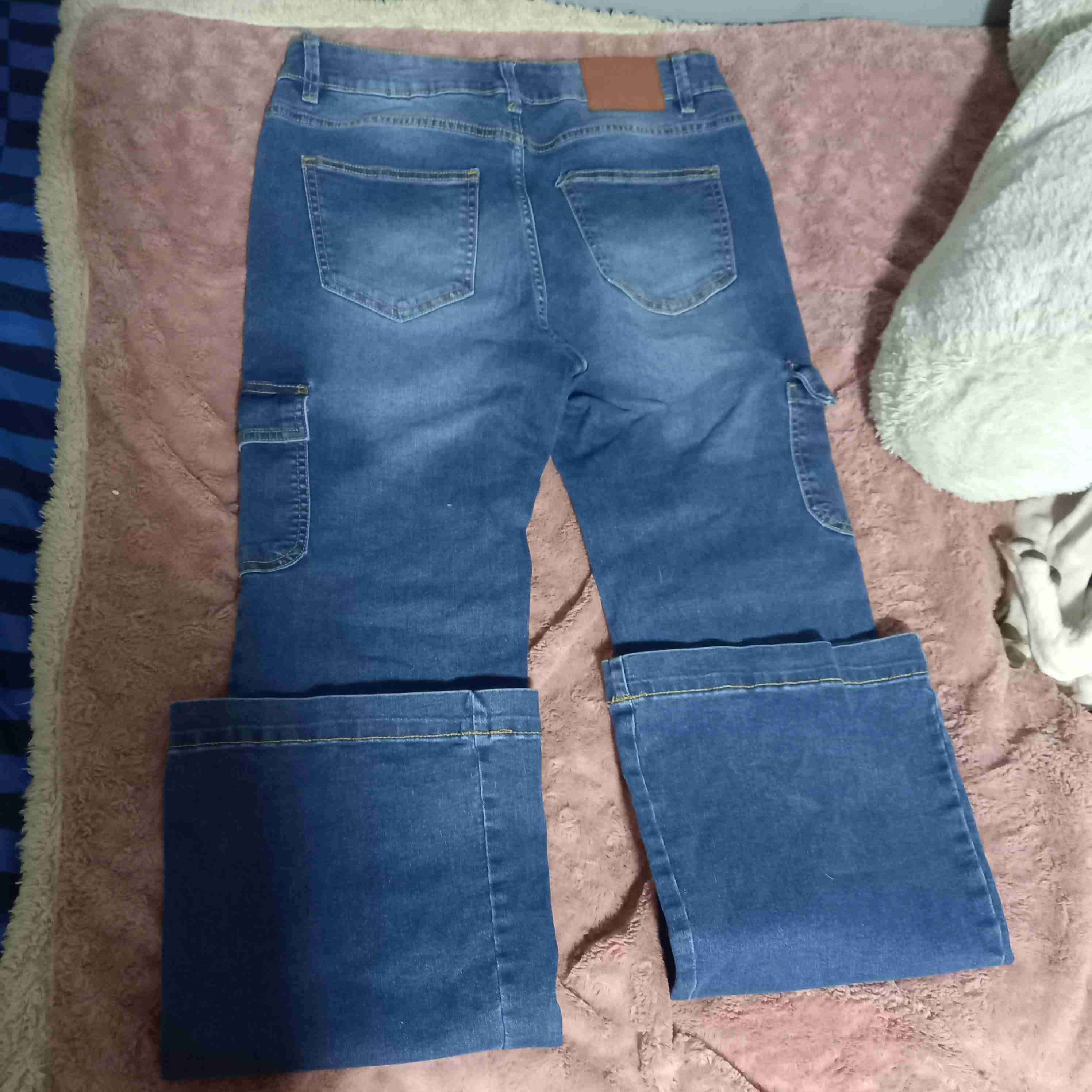 Jeans azul con bolsillos cargo - miniatura 4