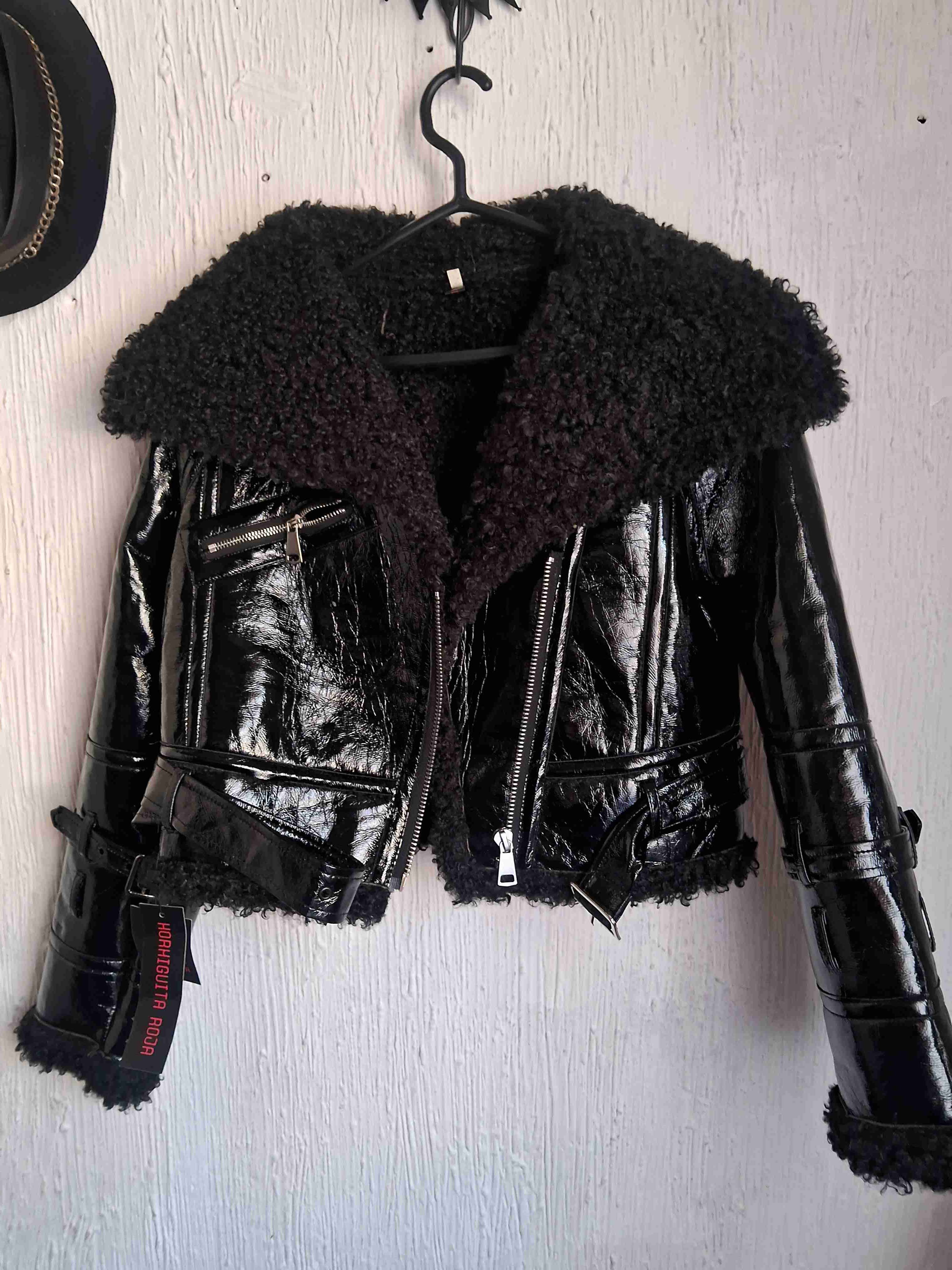 Chaqueta negra con cuello de lana - 1