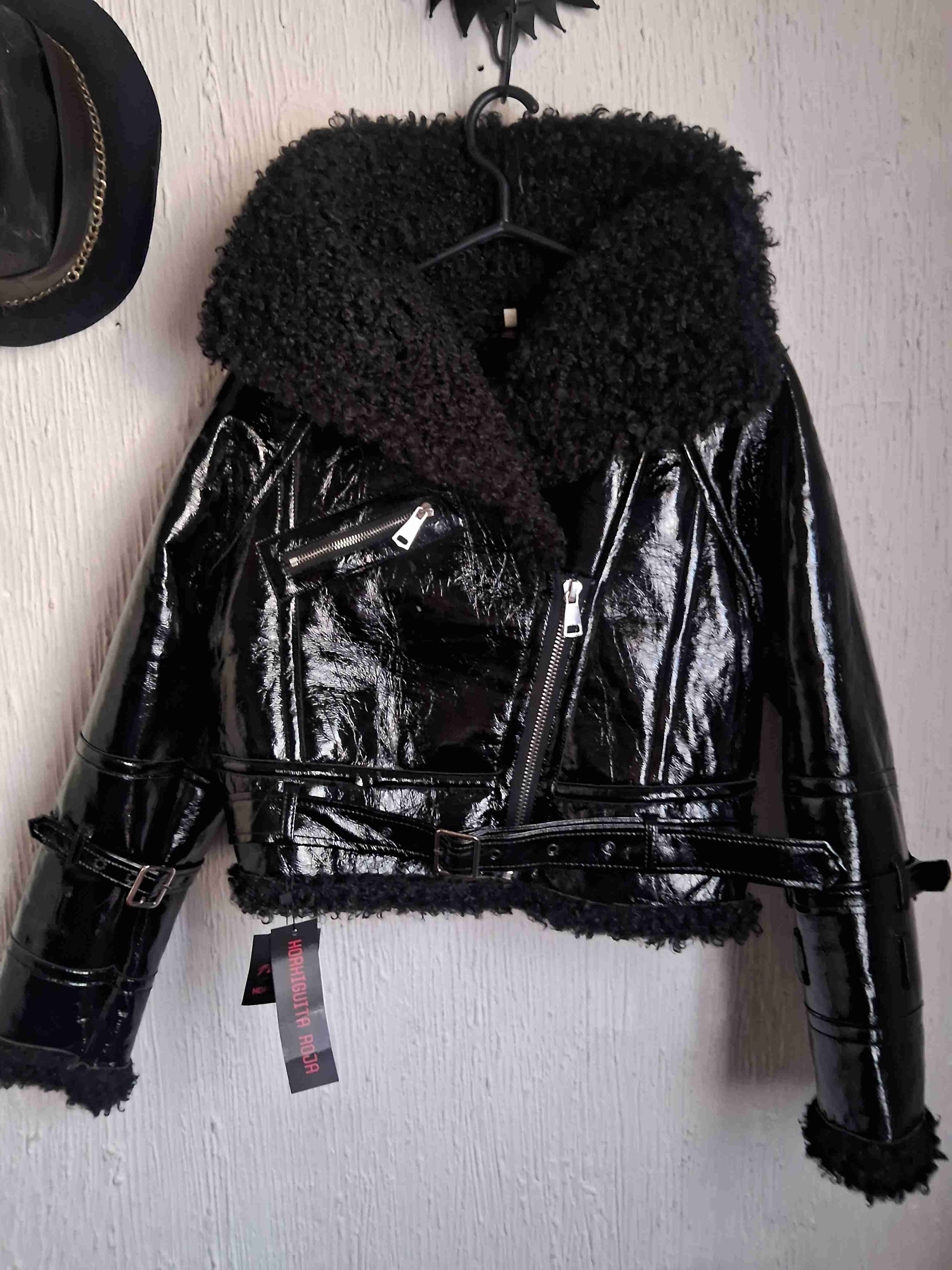 Chaqueta negra con cuello de lana - 2