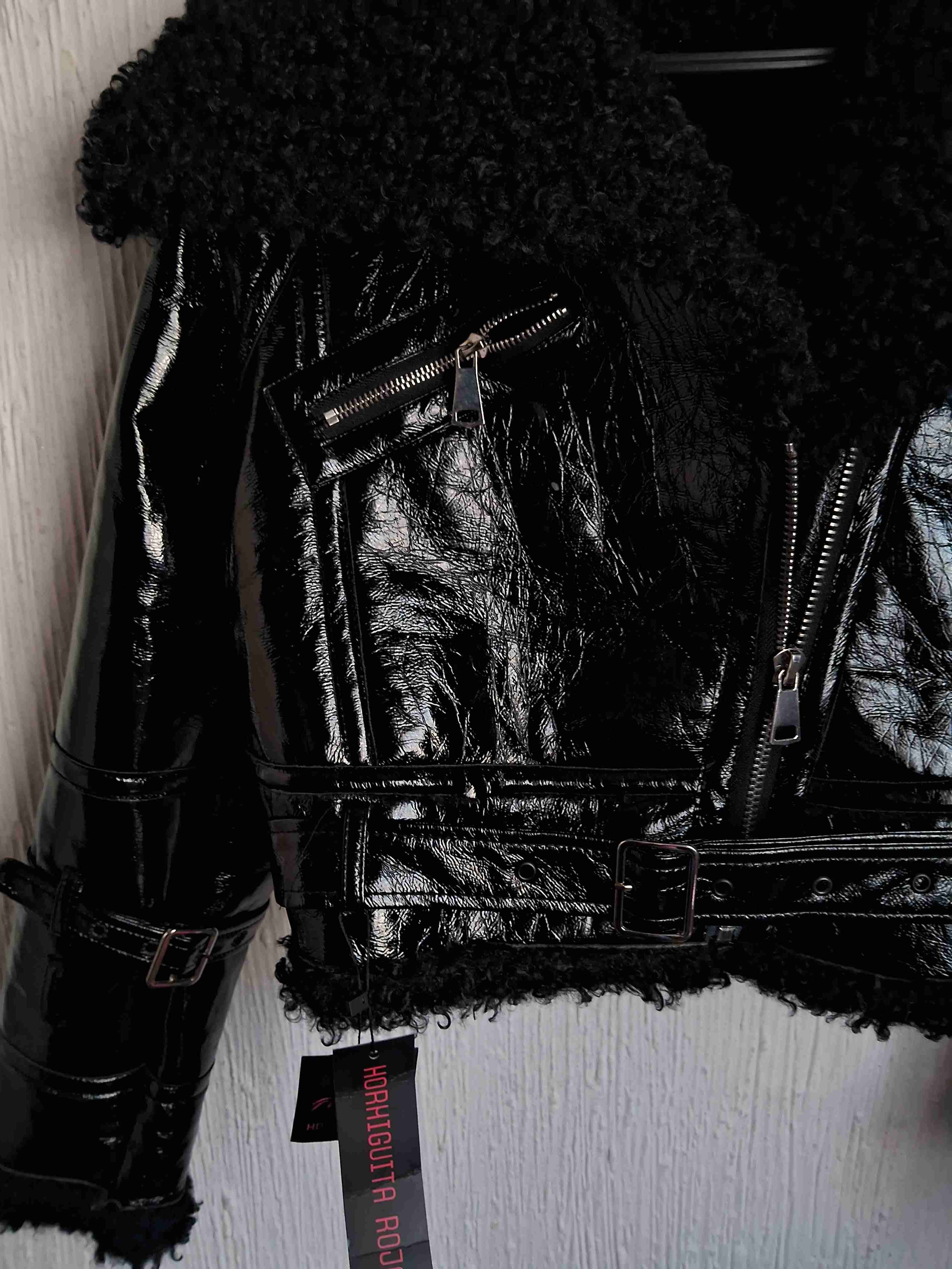 Chaqueta negra con cuello de lana - 4