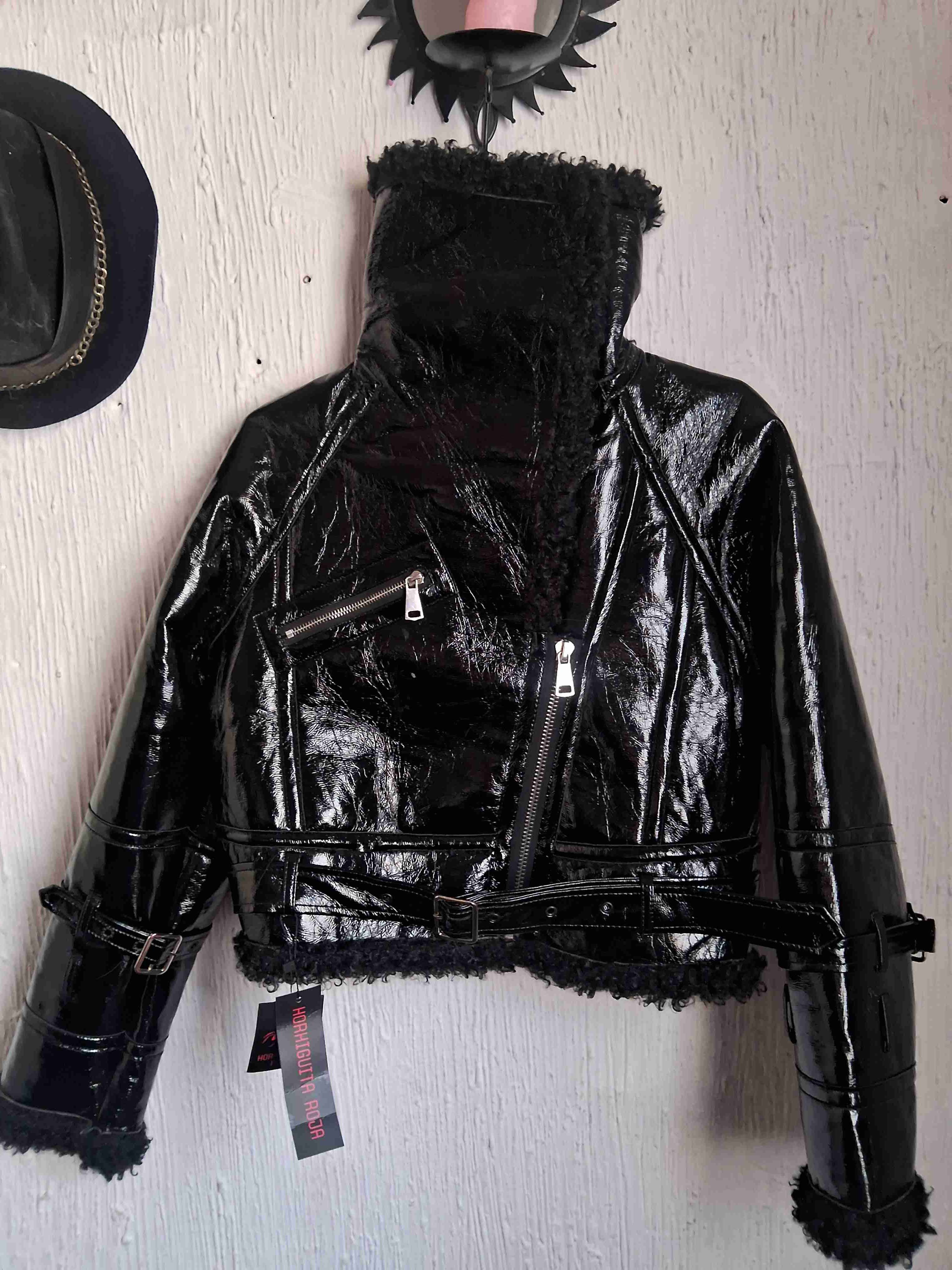 Chaqueta negra con cuello de lana - 5