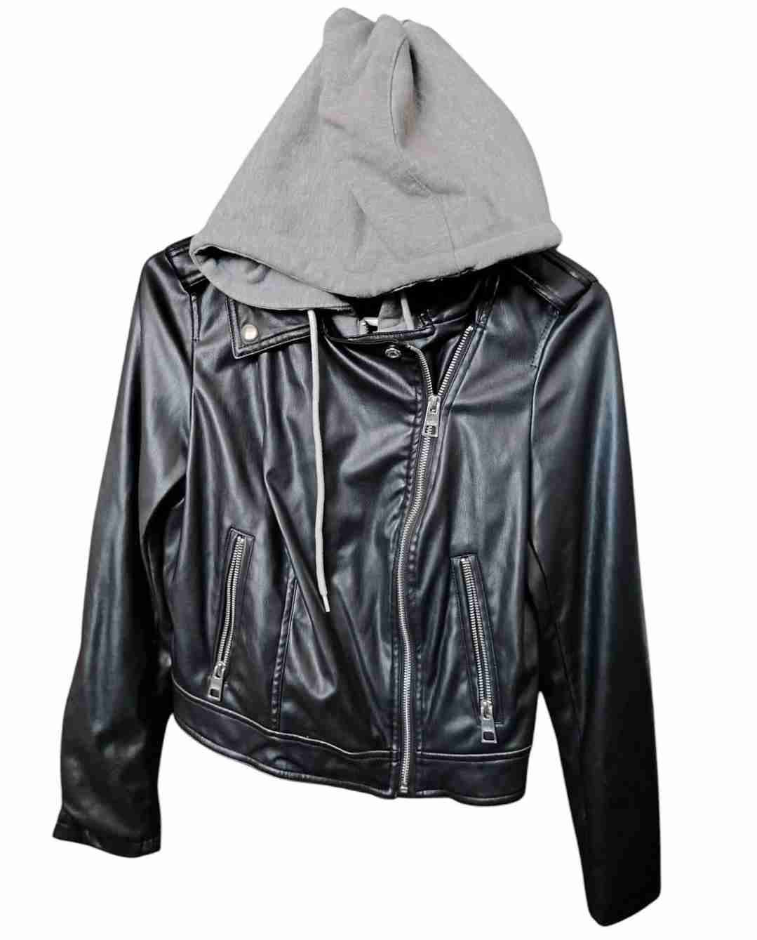 Chaqueta negra con capucha gris