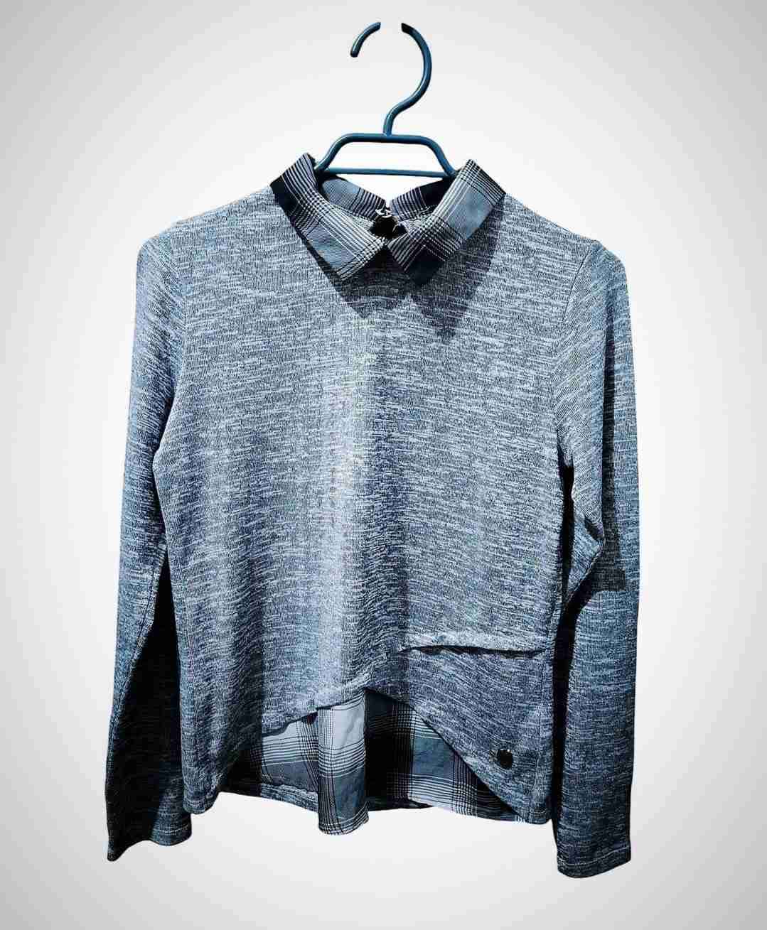 Polera gris con cuello estampado