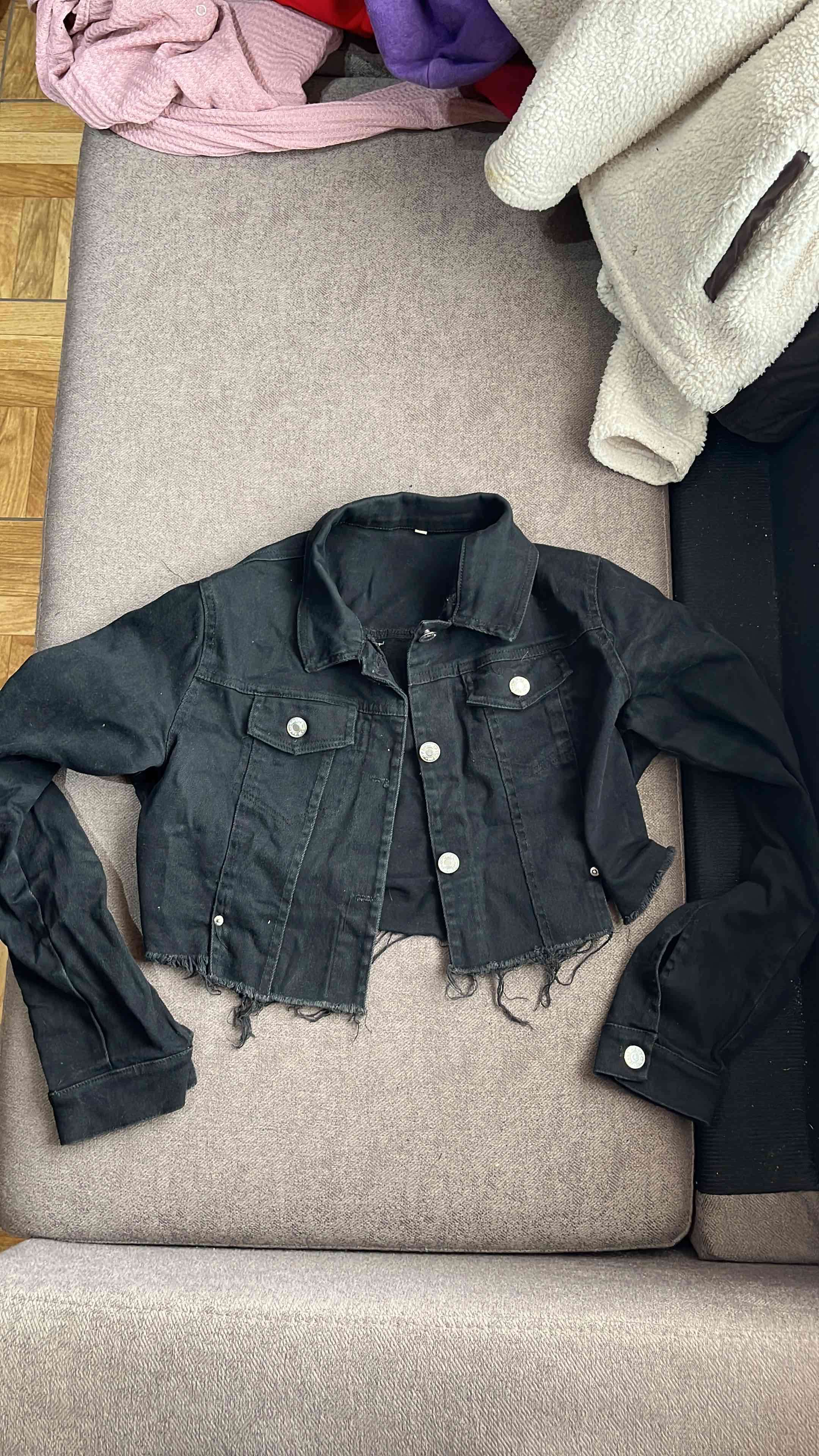 Chaqueta corta negra de mezclilla