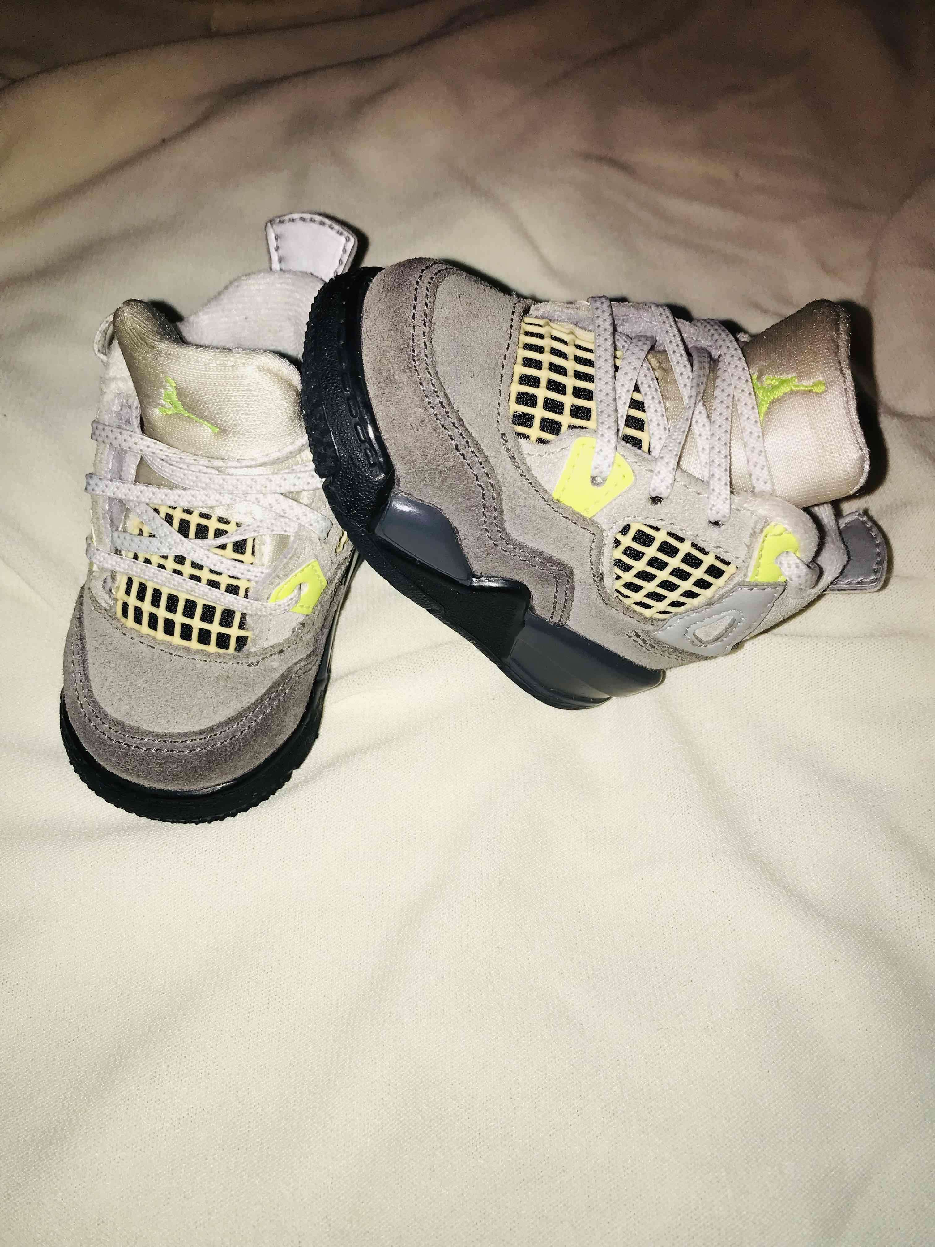 Zapatillas bebé gris y amarillo - miniatura 1