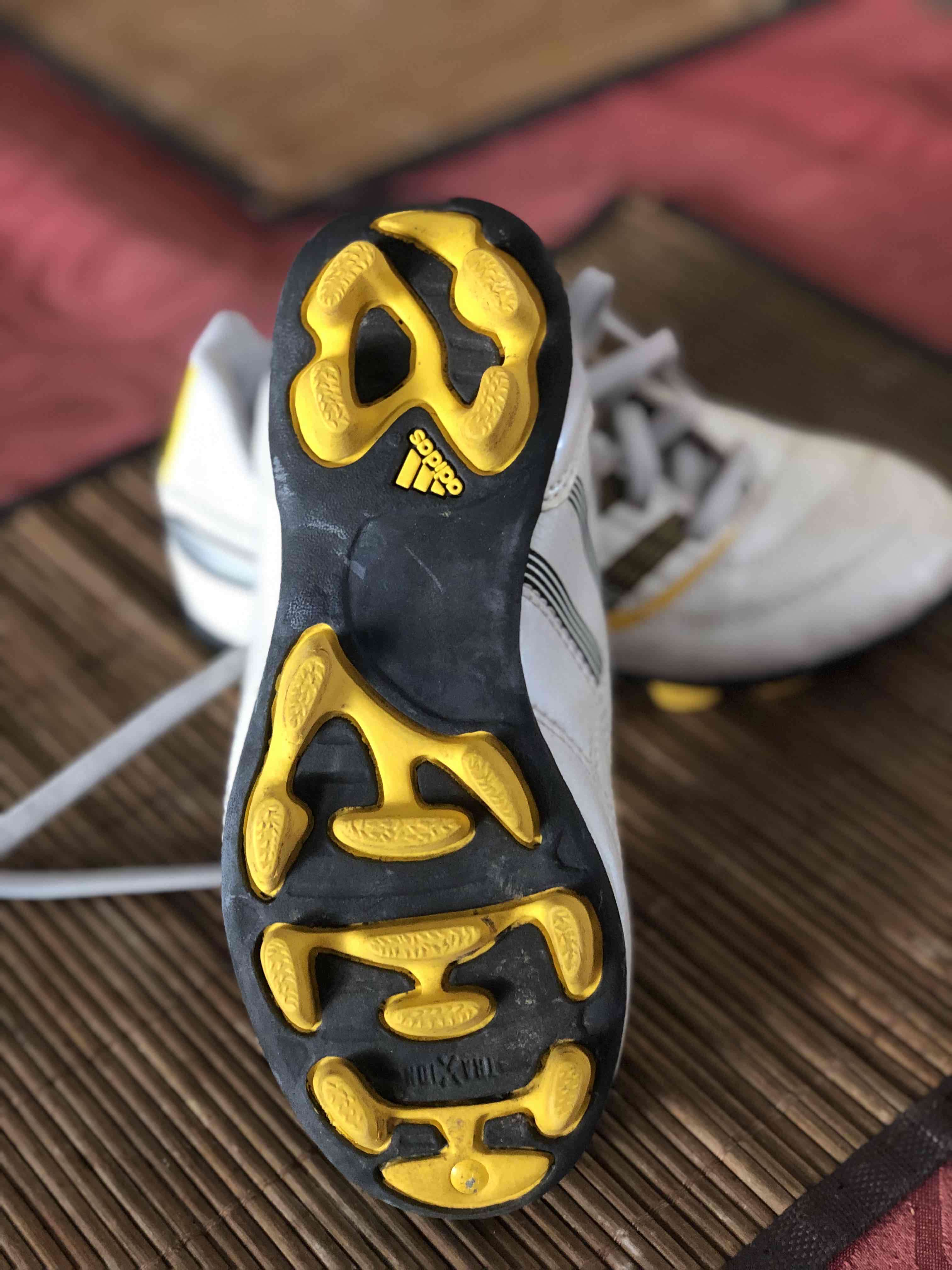 Zapatillas deportivas blancas con amarilla - miniatura 1