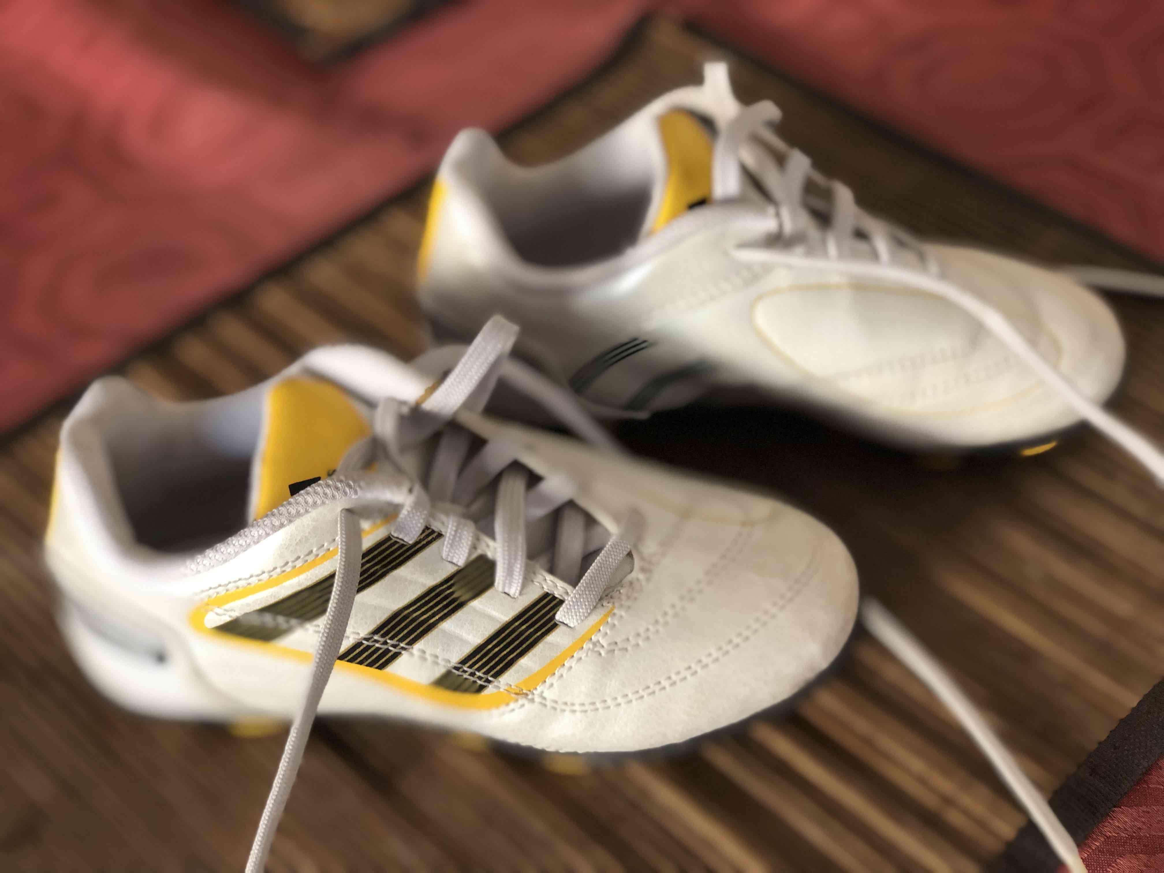 Zapatillas deportivas blancas con amarilla - miniatura 2