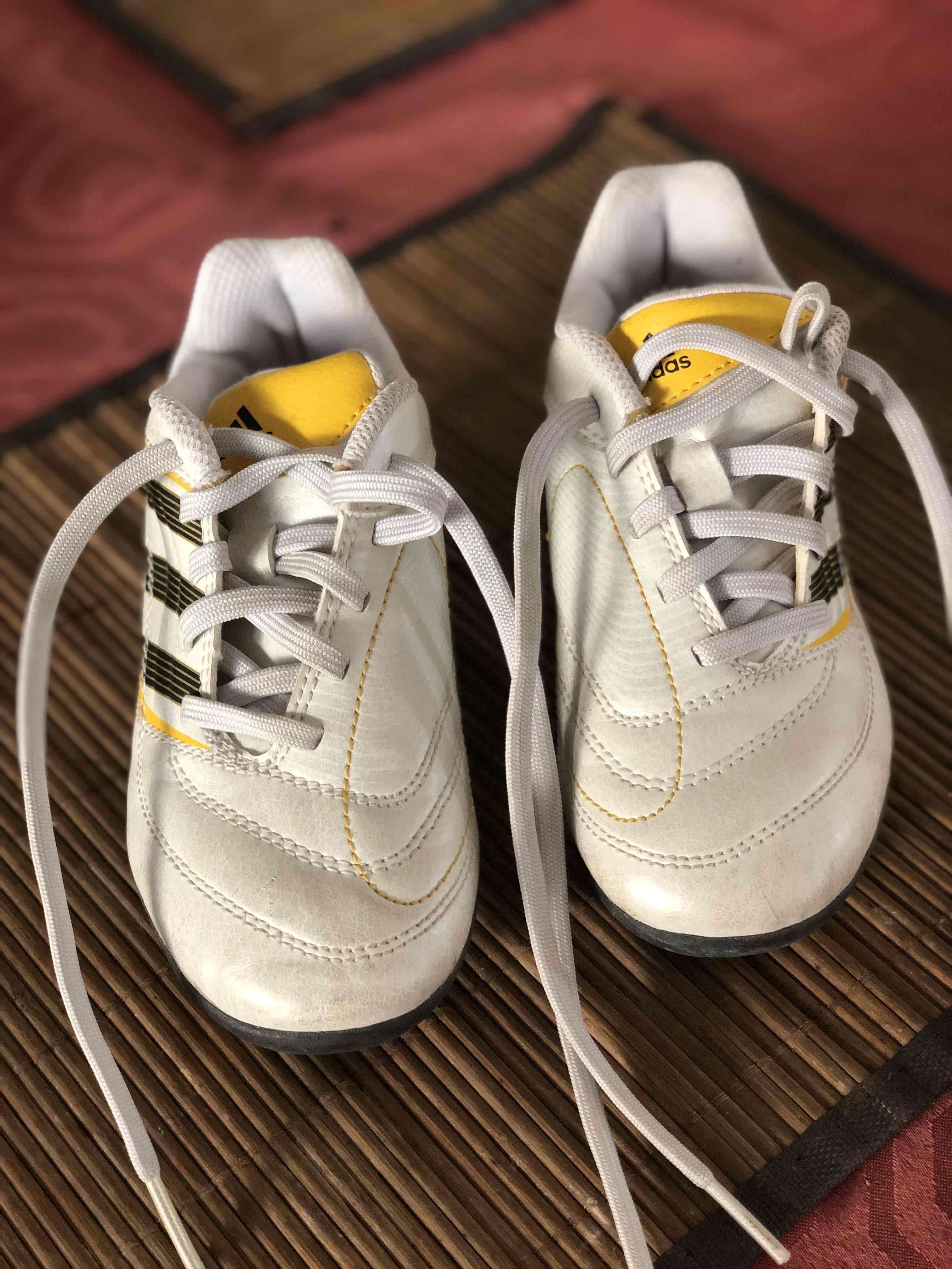 Zapatillas deportivas blancas con amarilla - miniatura 3