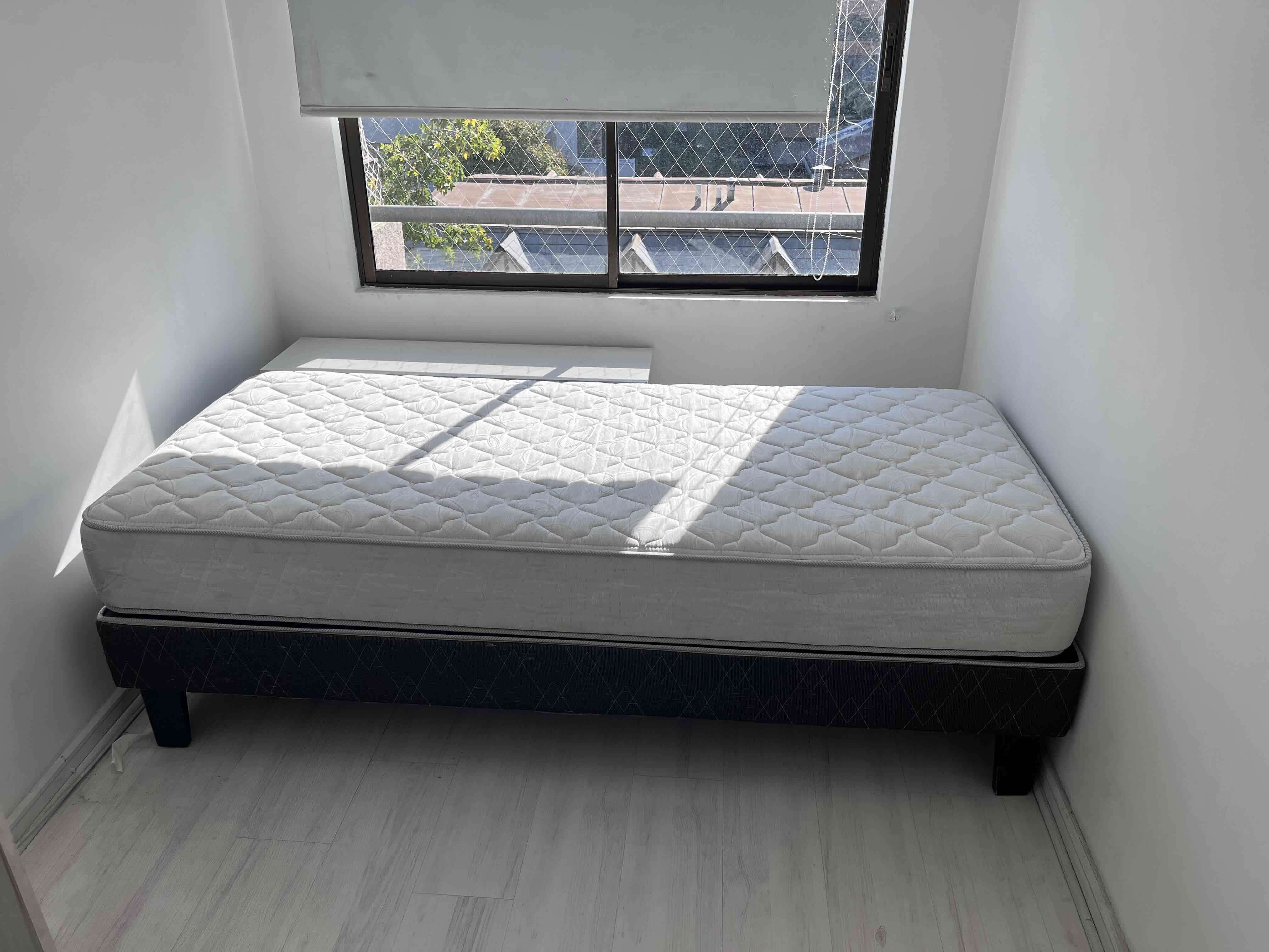 Cama individual con colchón - miniatura 1