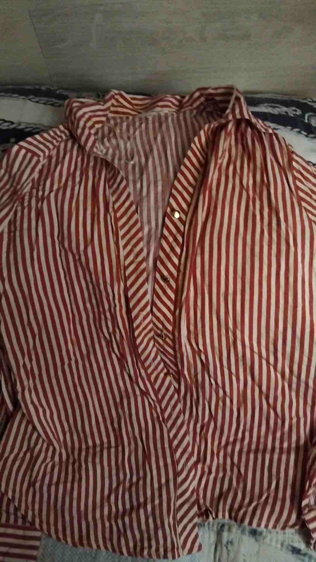 Camisa a rayas rojas y blancas