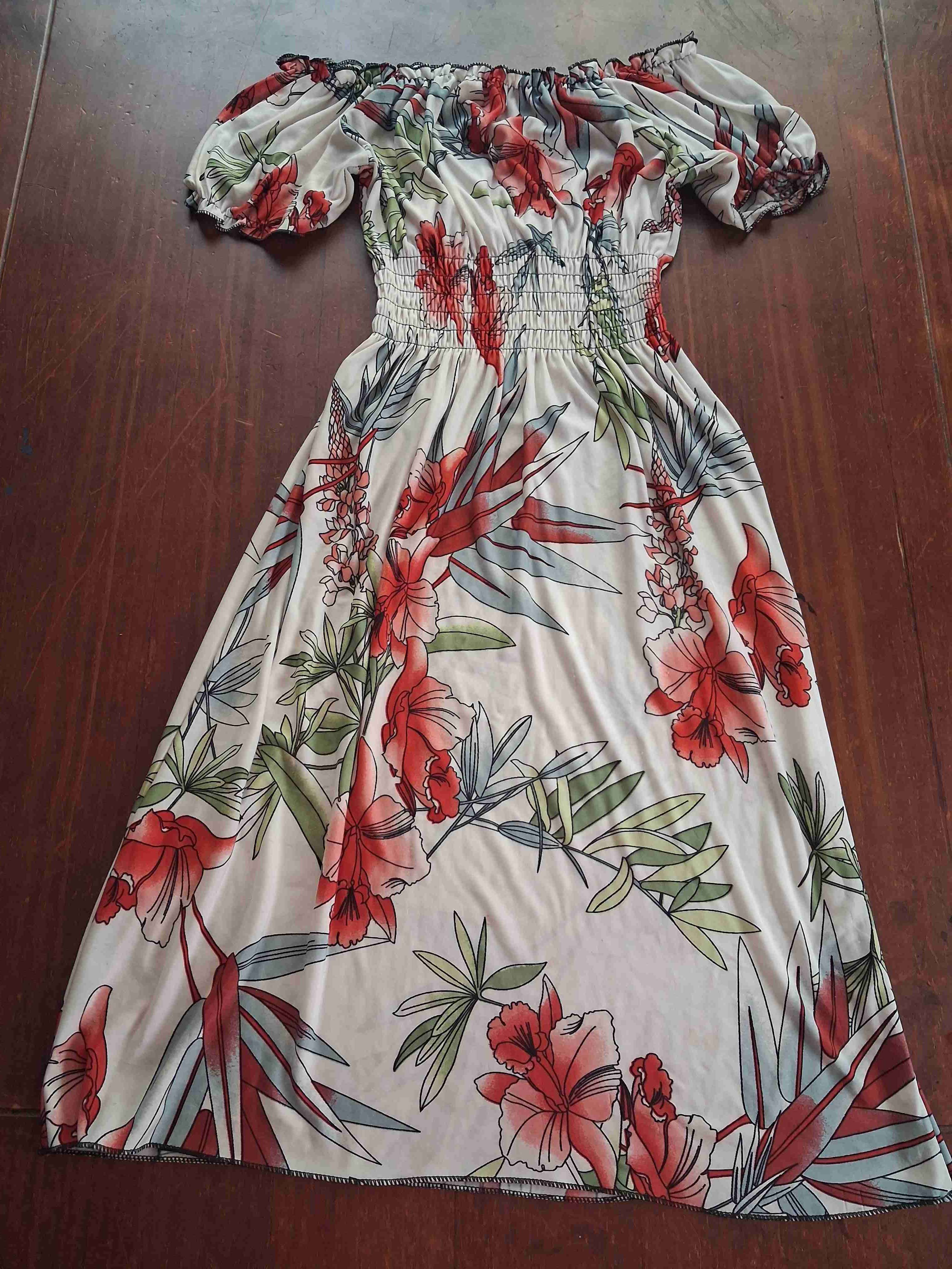 Vestido floral con hombros cubiertos