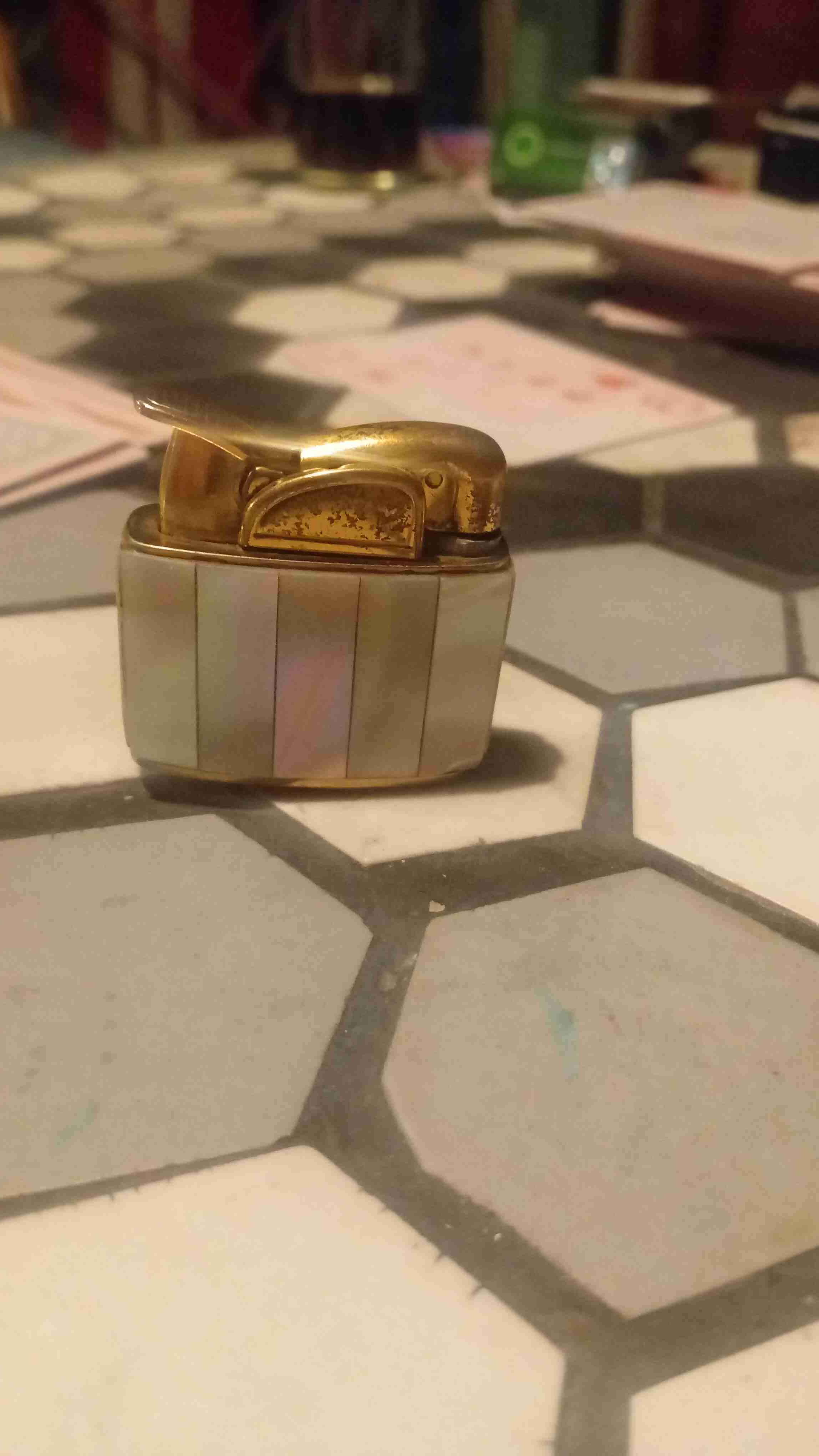 Encendedor vintage dorado - miniatura 2