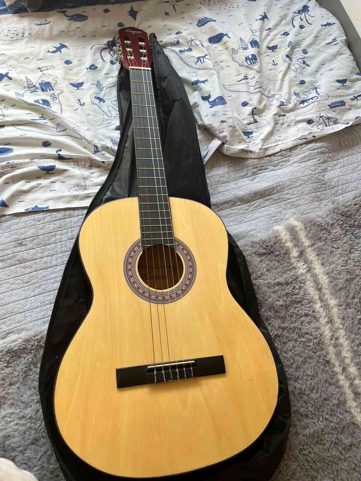 Guitarra clásica en funda