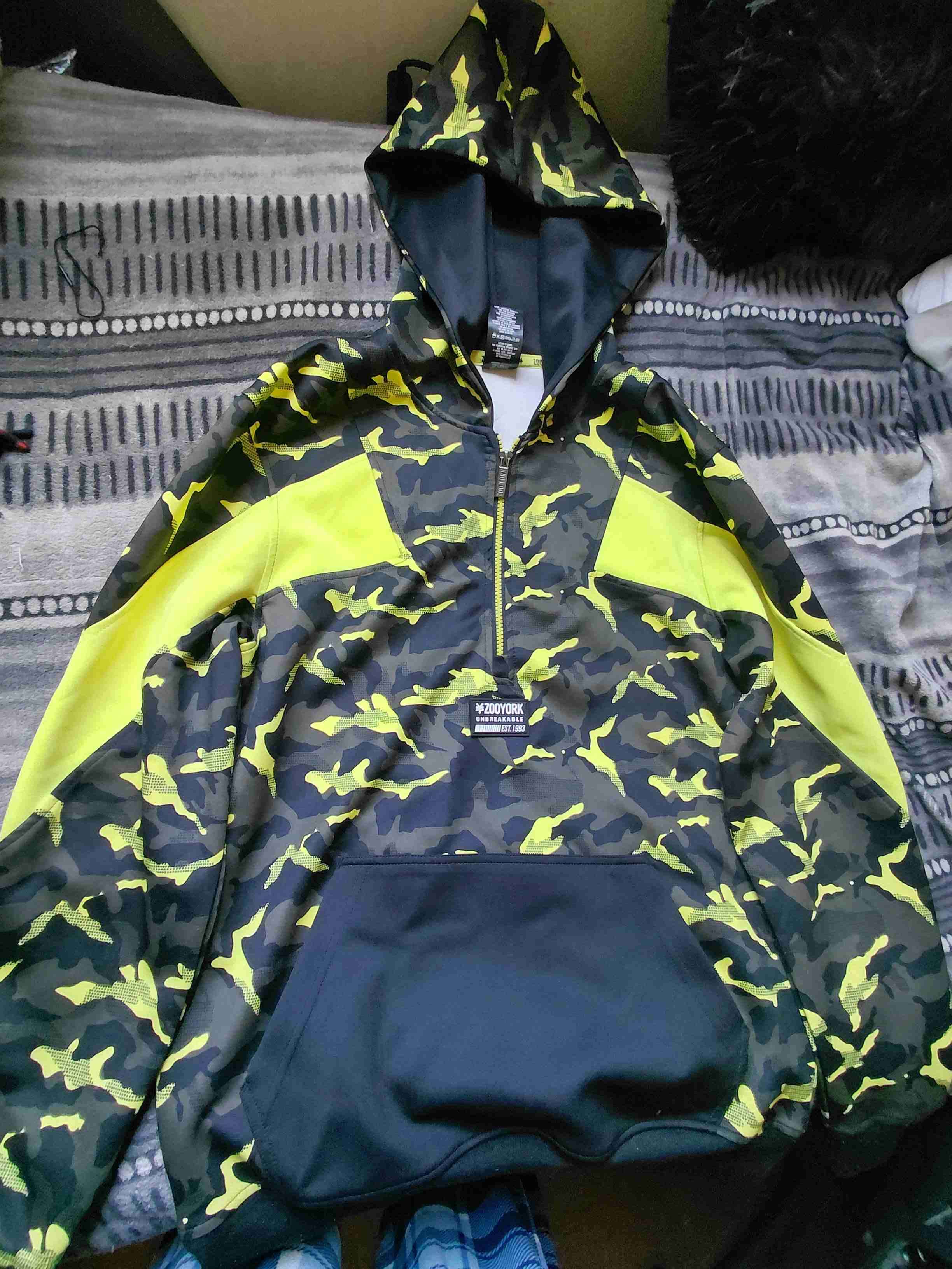 Polerón camuflaje amarillo y negro - 1