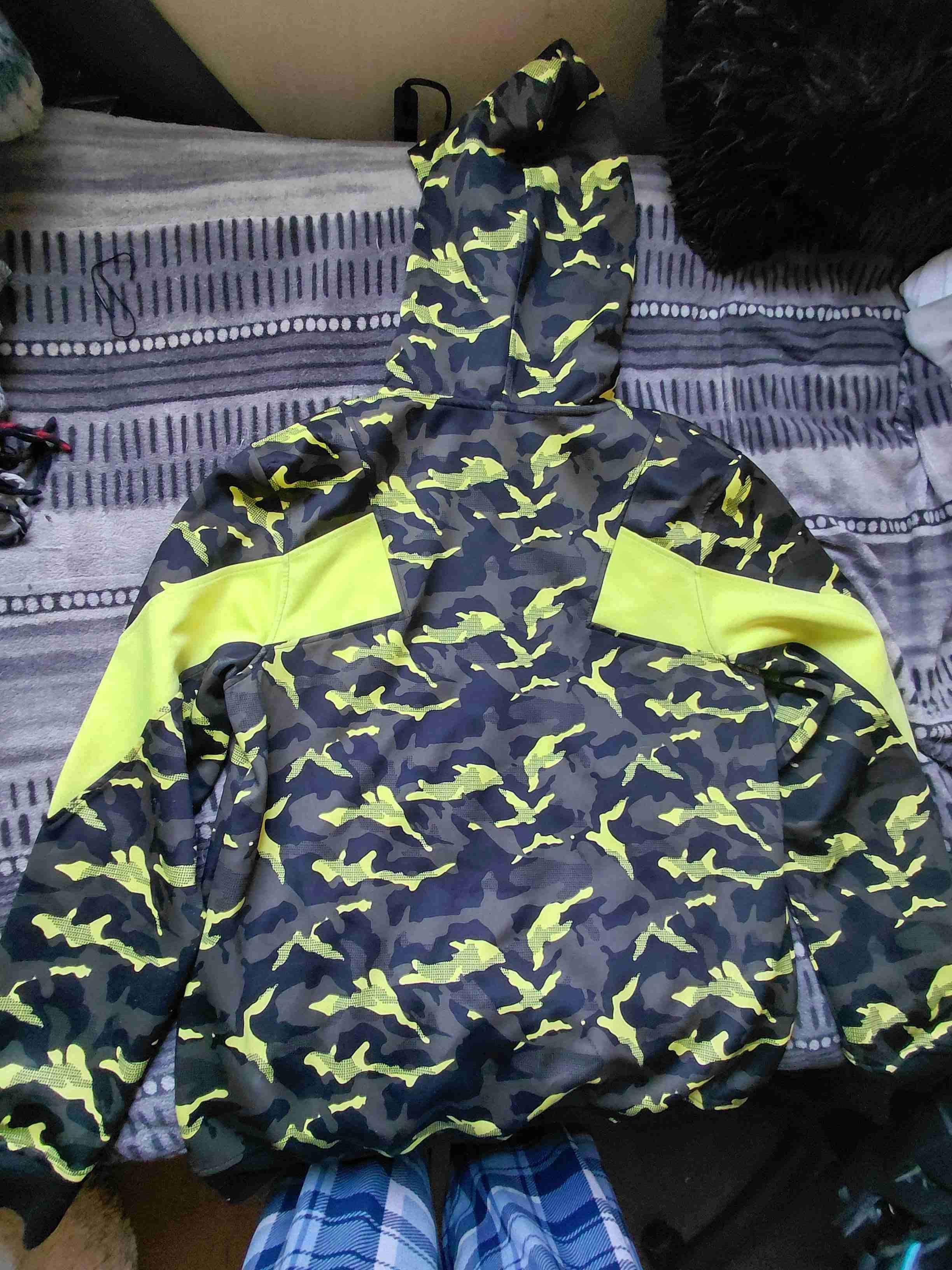 Polerón camuflaje amarillo y negro - 2