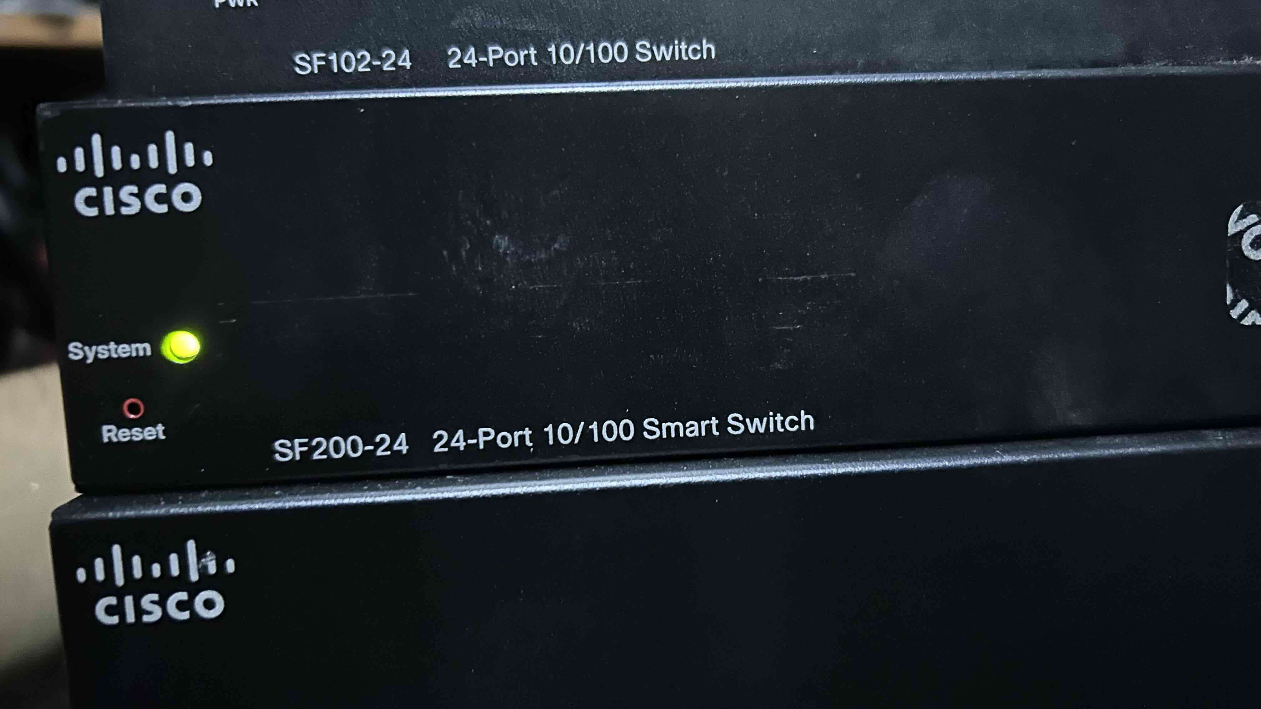Remate Switch Cisco 24 puertos - miniatura 1