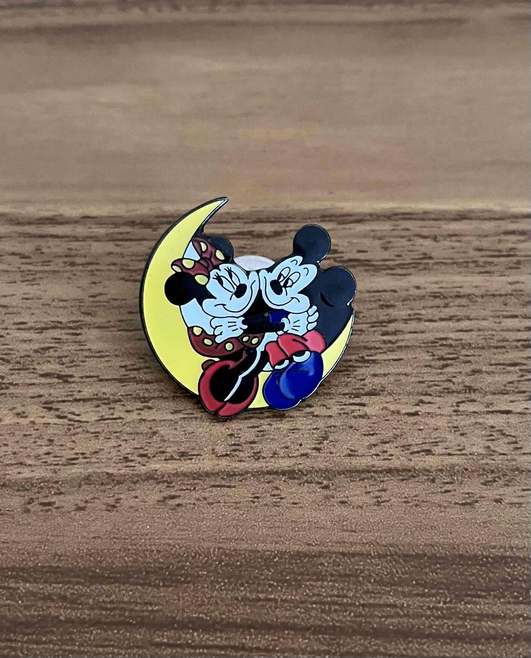 Pin esmaltado de Mickey y Minnie - miniatura 1