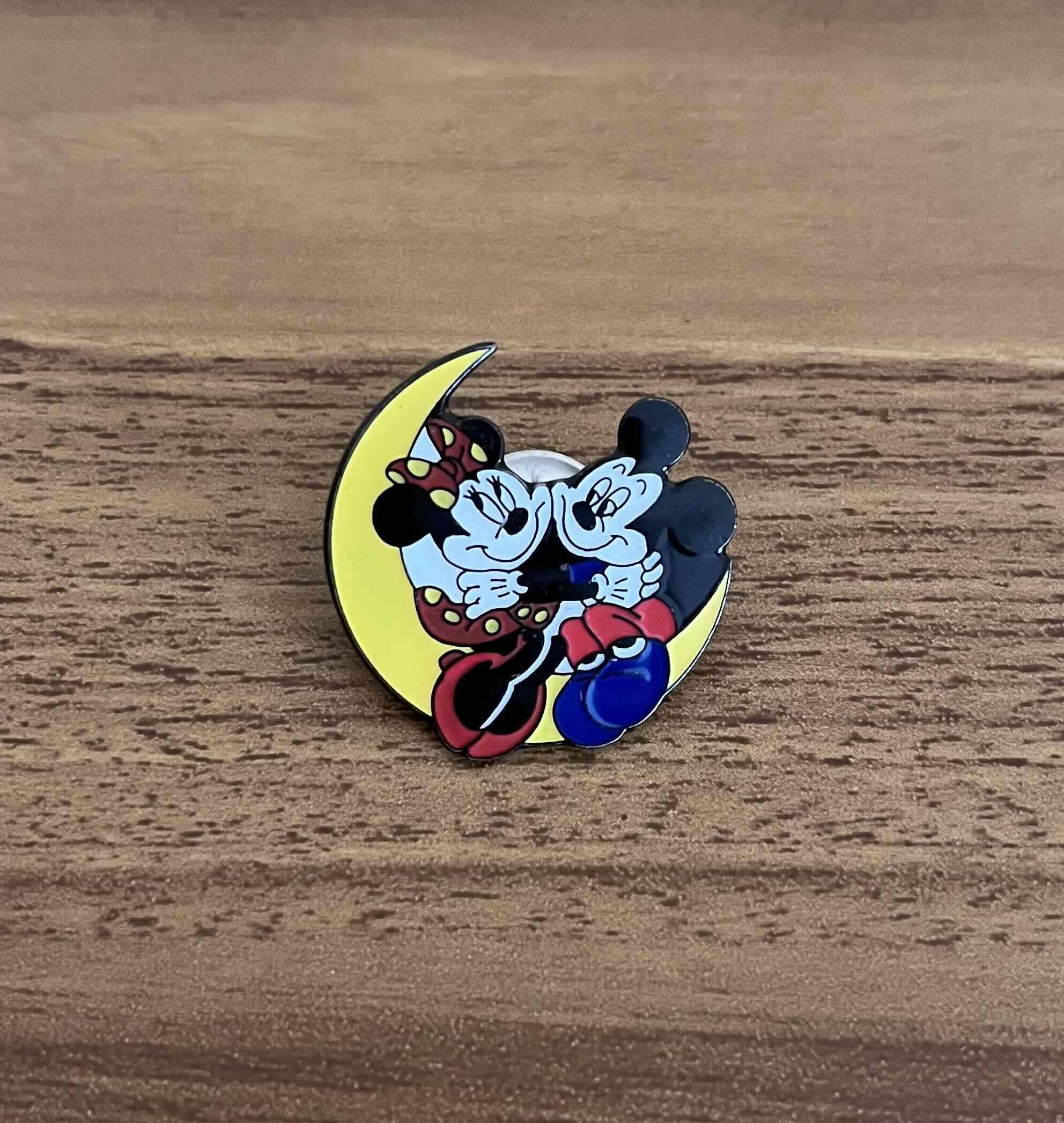 Pin esmaltado de Mickey y Minnie - miniatura 2