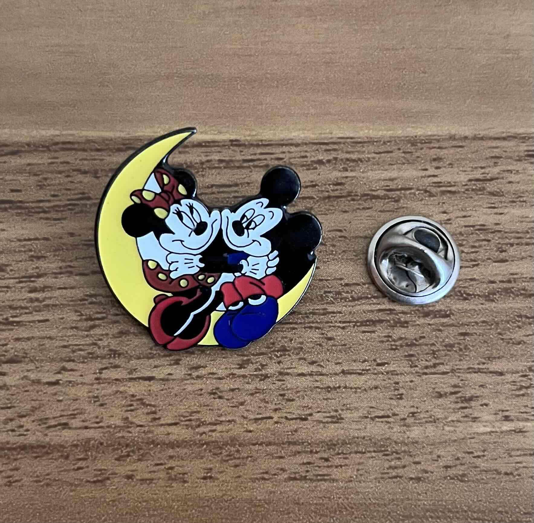 Pin esmaltado de Mickey y Minnie - miniatura 4