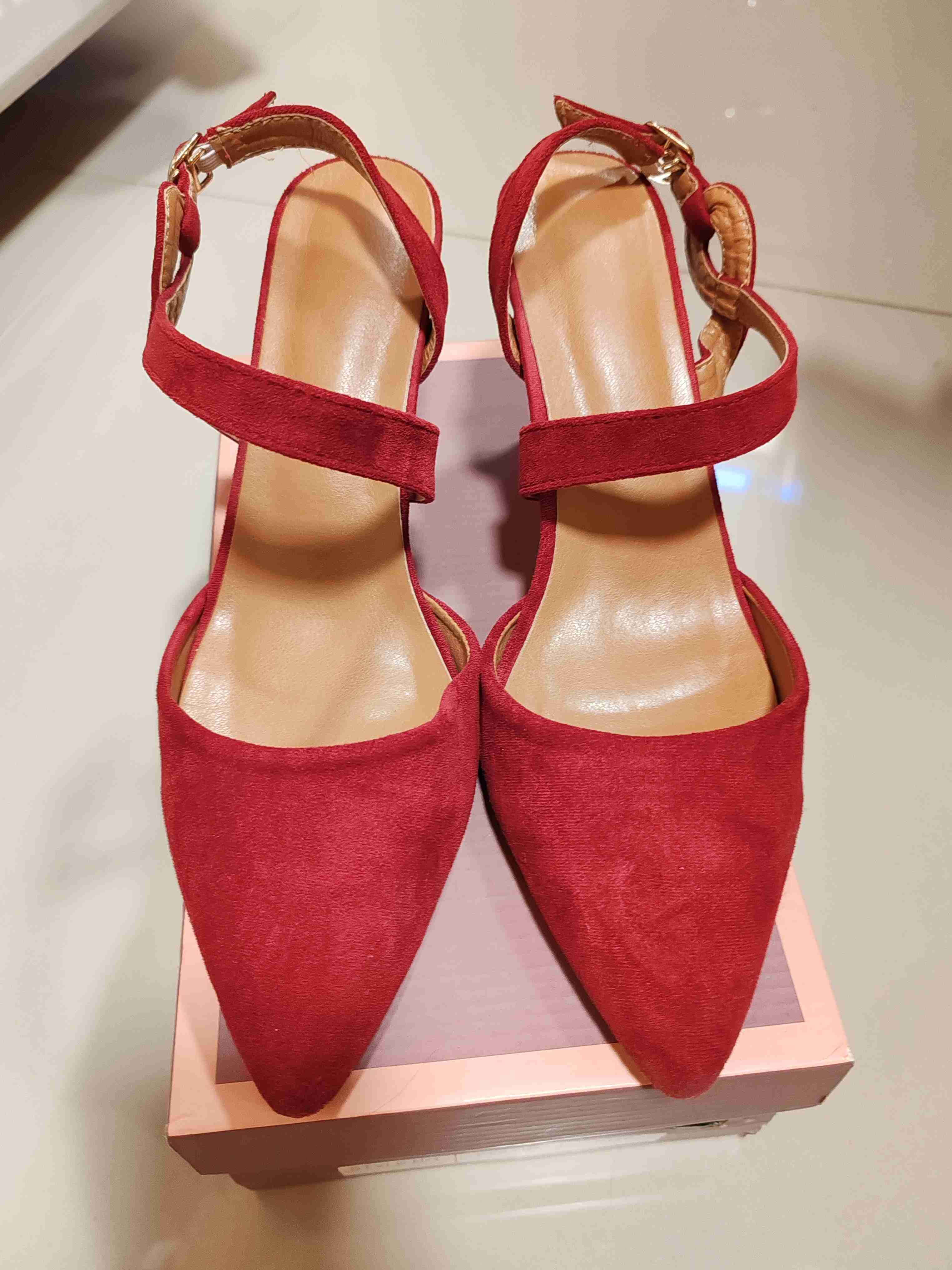 Tacones rojos con correa - miniatura 1