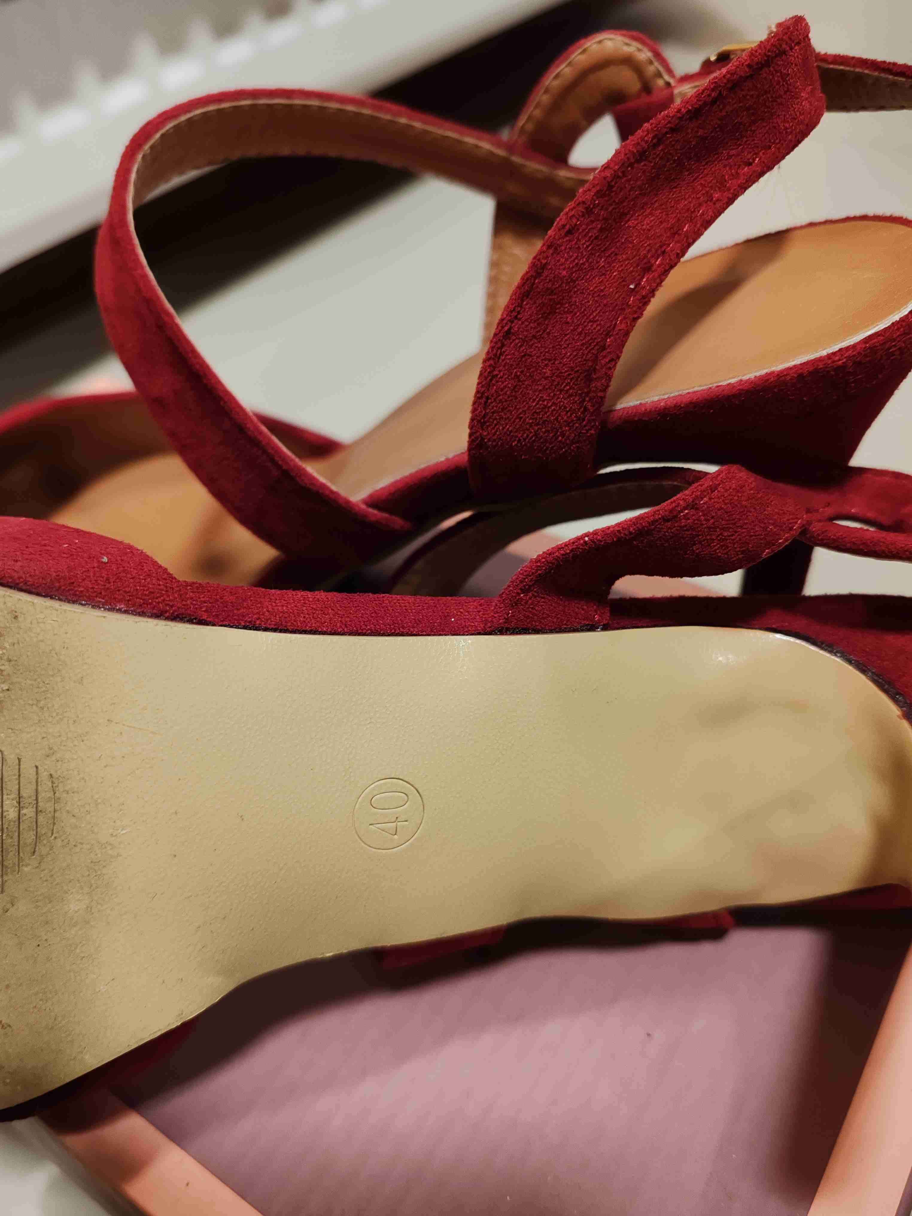 Tacones rojos con correa - miniatura 2