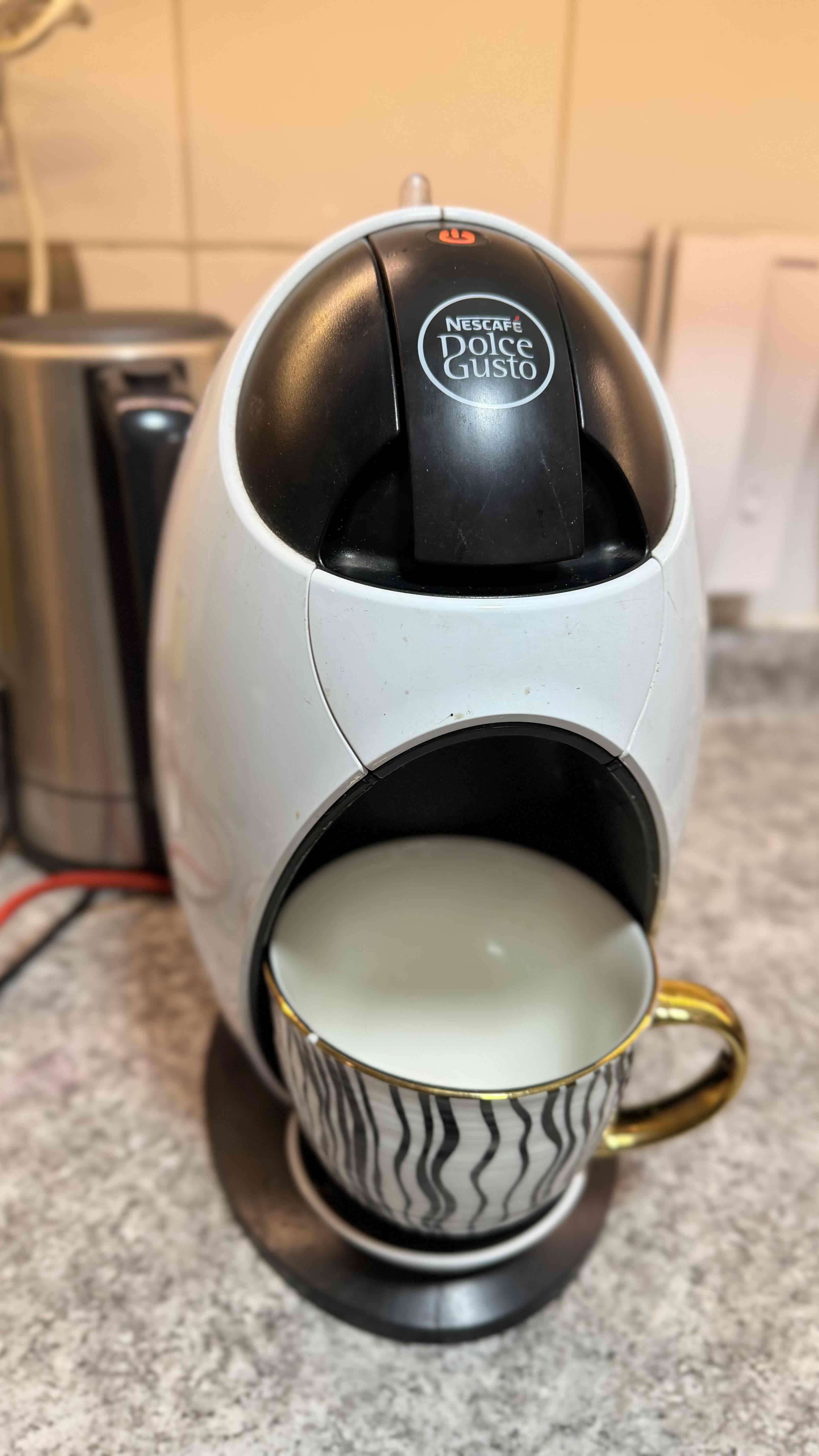 Cafetera Nescafé Dolce Gusto blanca - 1