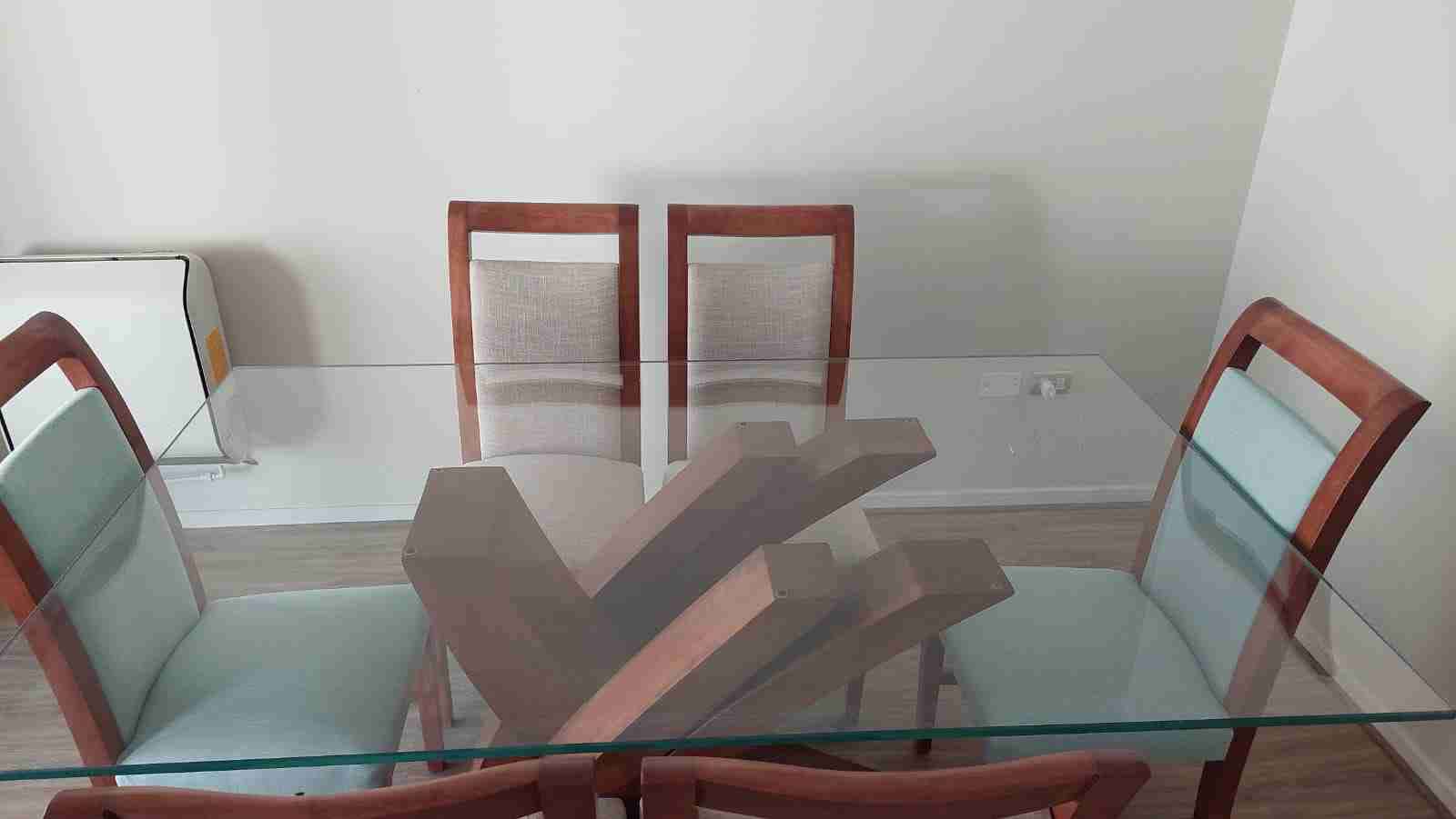 Comedor de vidrio con sillas - 1