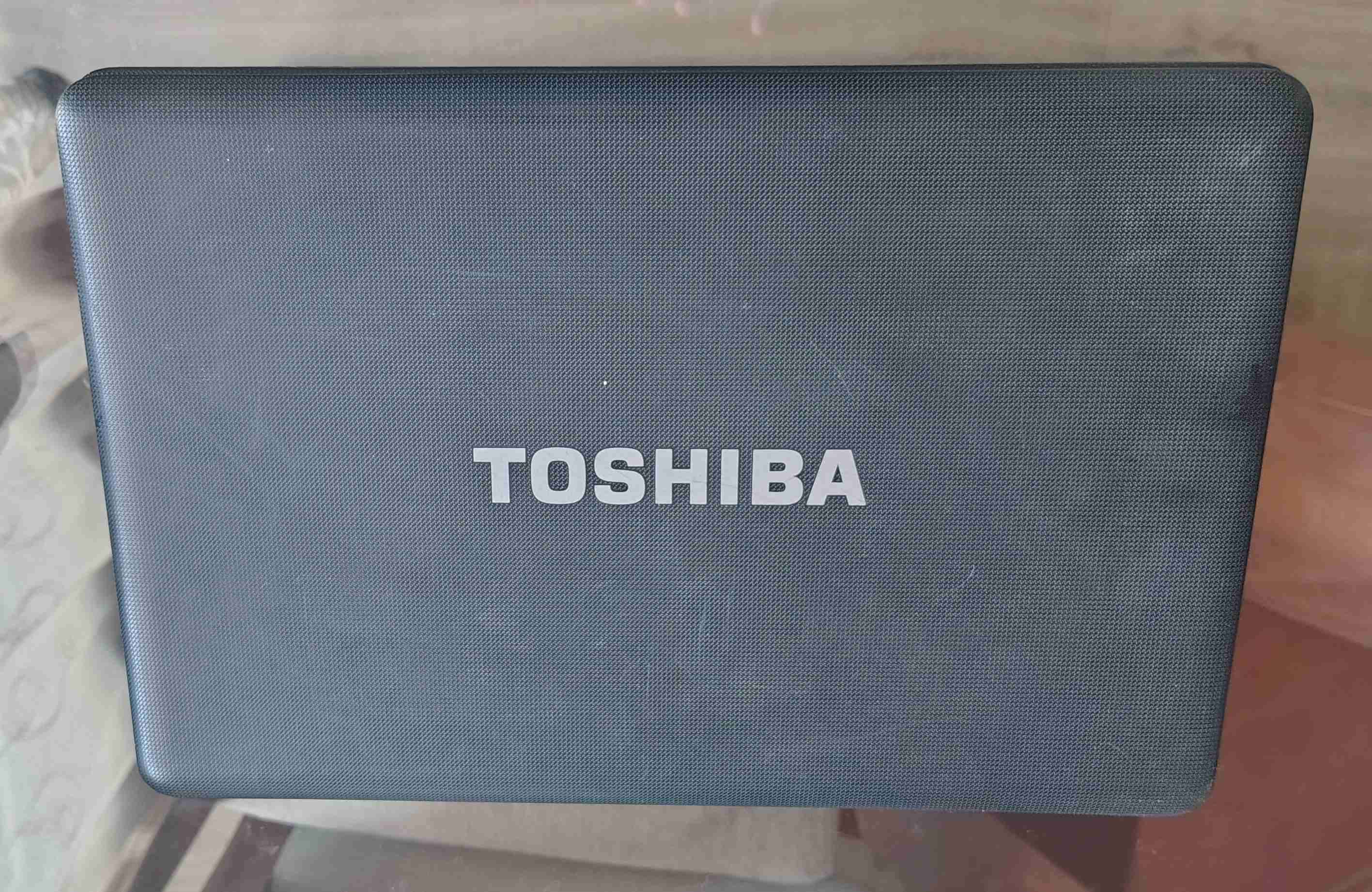 Laptop Toshiba en buen estado - miniatura 1