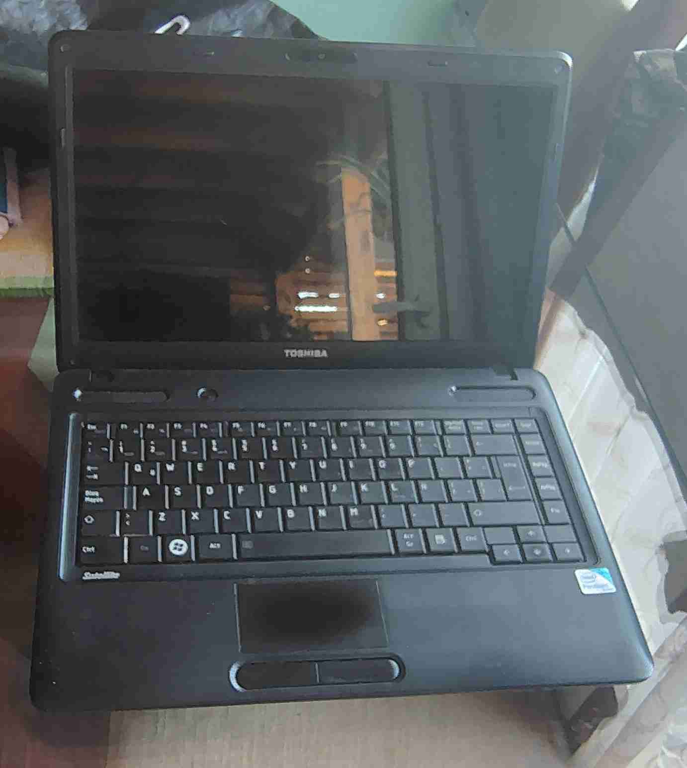 Laptop Toshiba en buen estado - miniatura 2